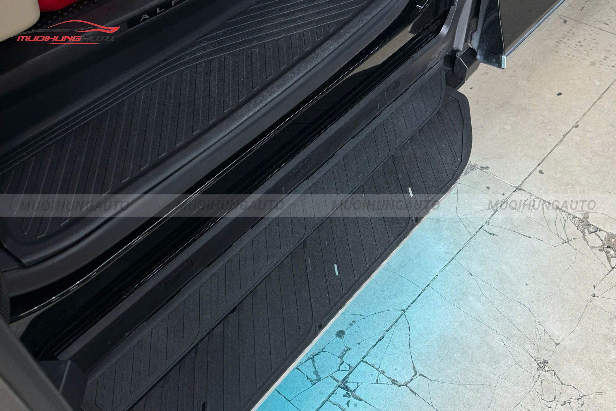 Bệ bước điện tự động Toyota Alphard 2025