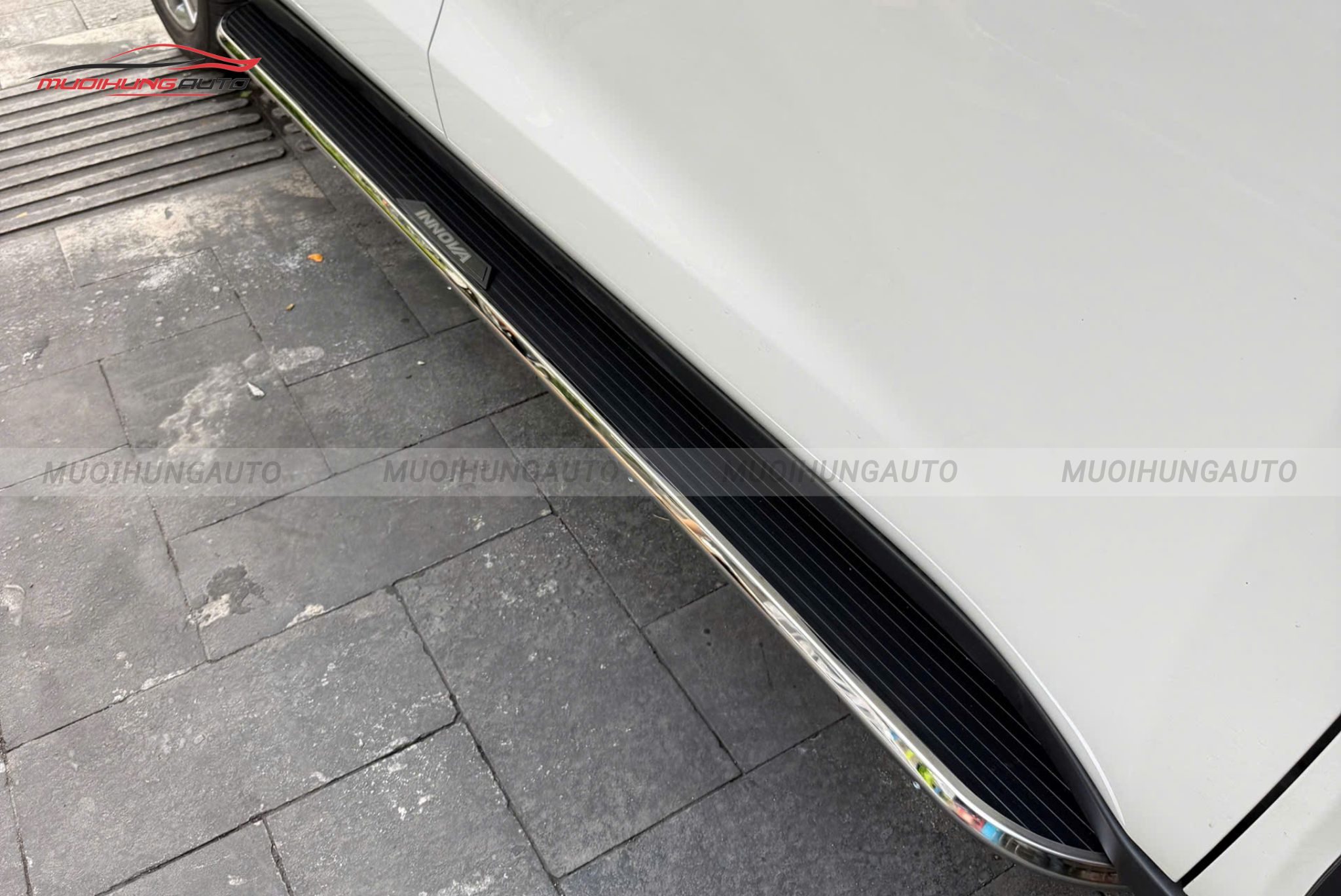 Bệ lên xuống xe Toyota Innova 2026