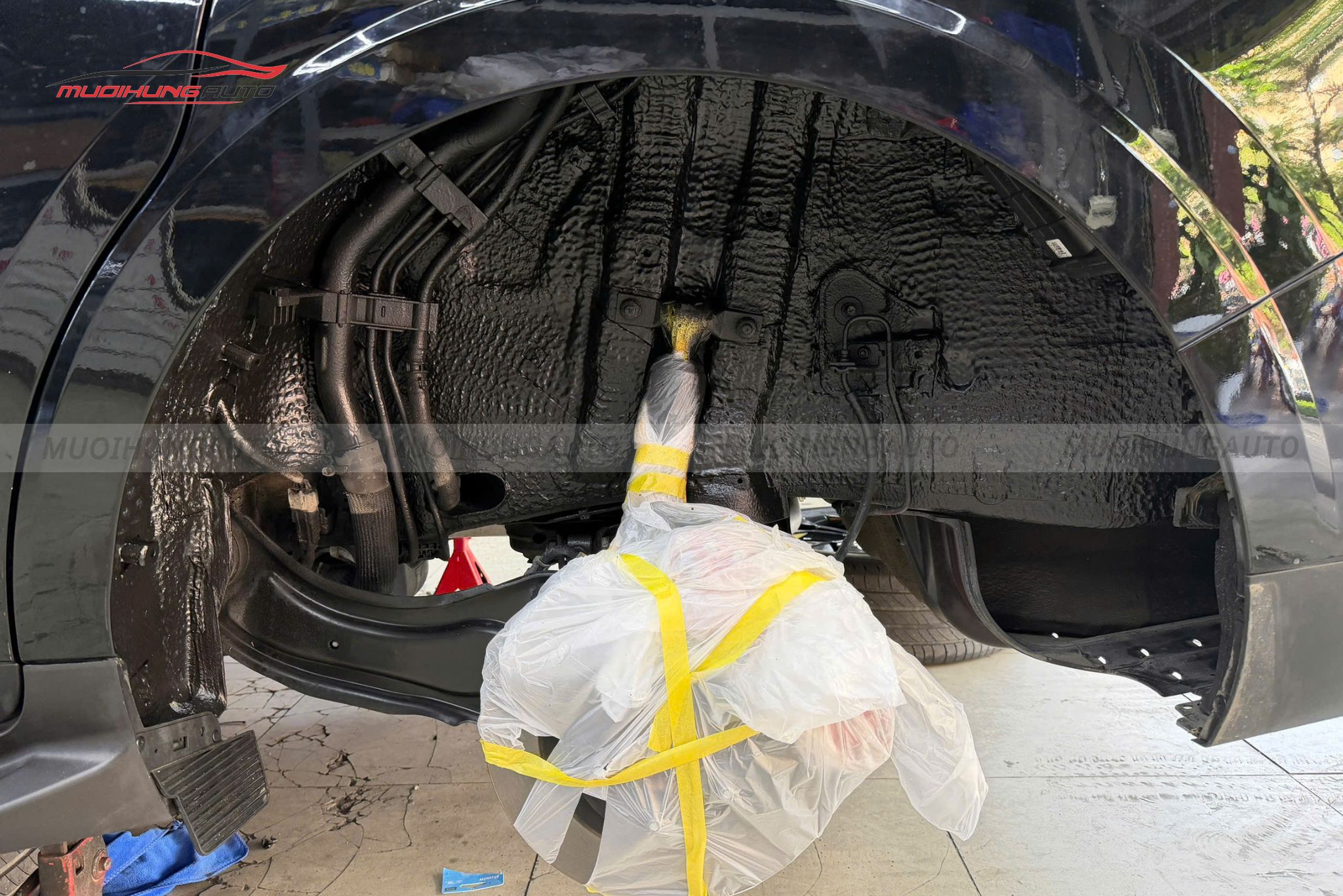 Cách âm 4 hốc bánh Toyota Land Cruiser LC300 2024