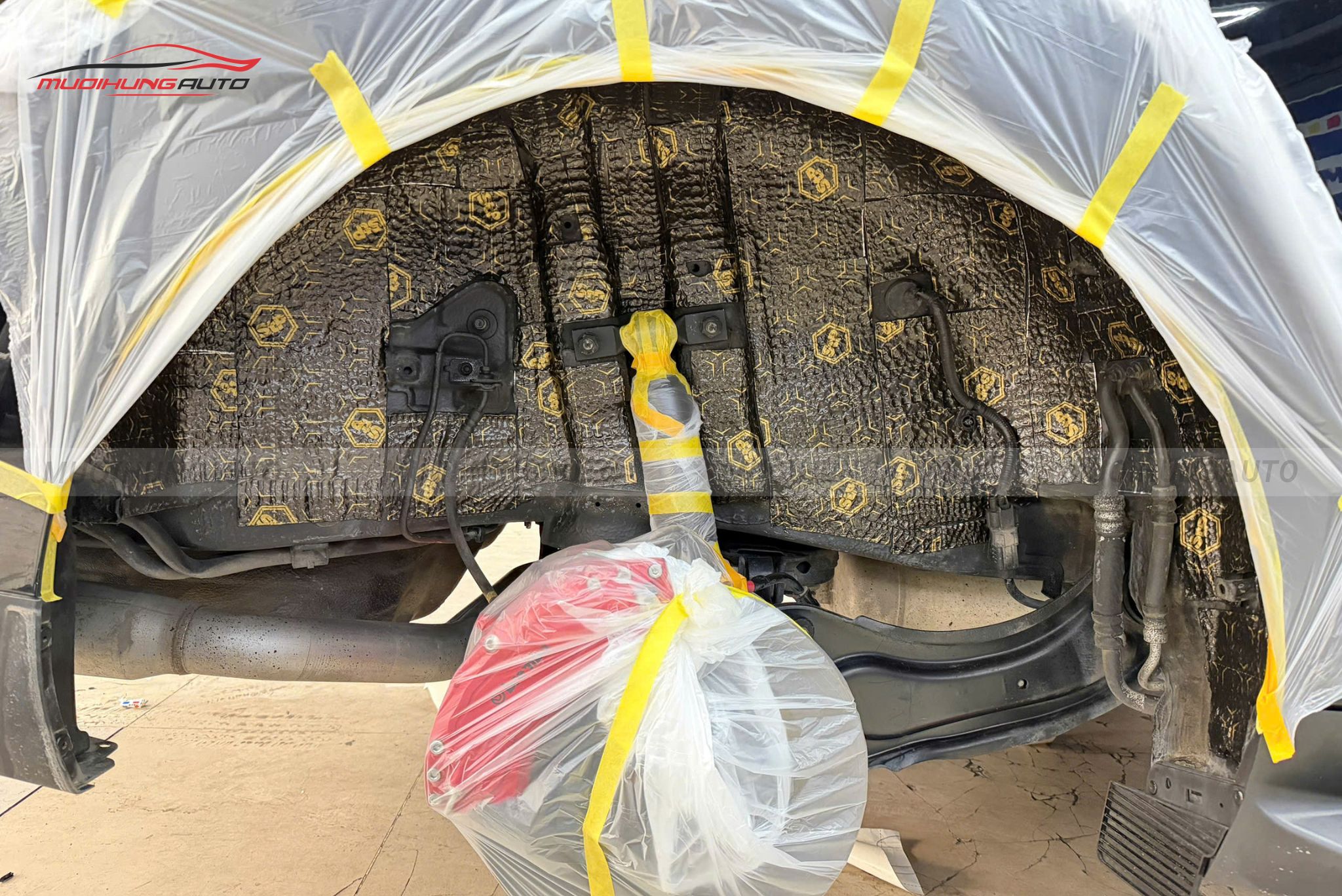 Cách âm 4 hốc bánh xe Kia Carnival 2022