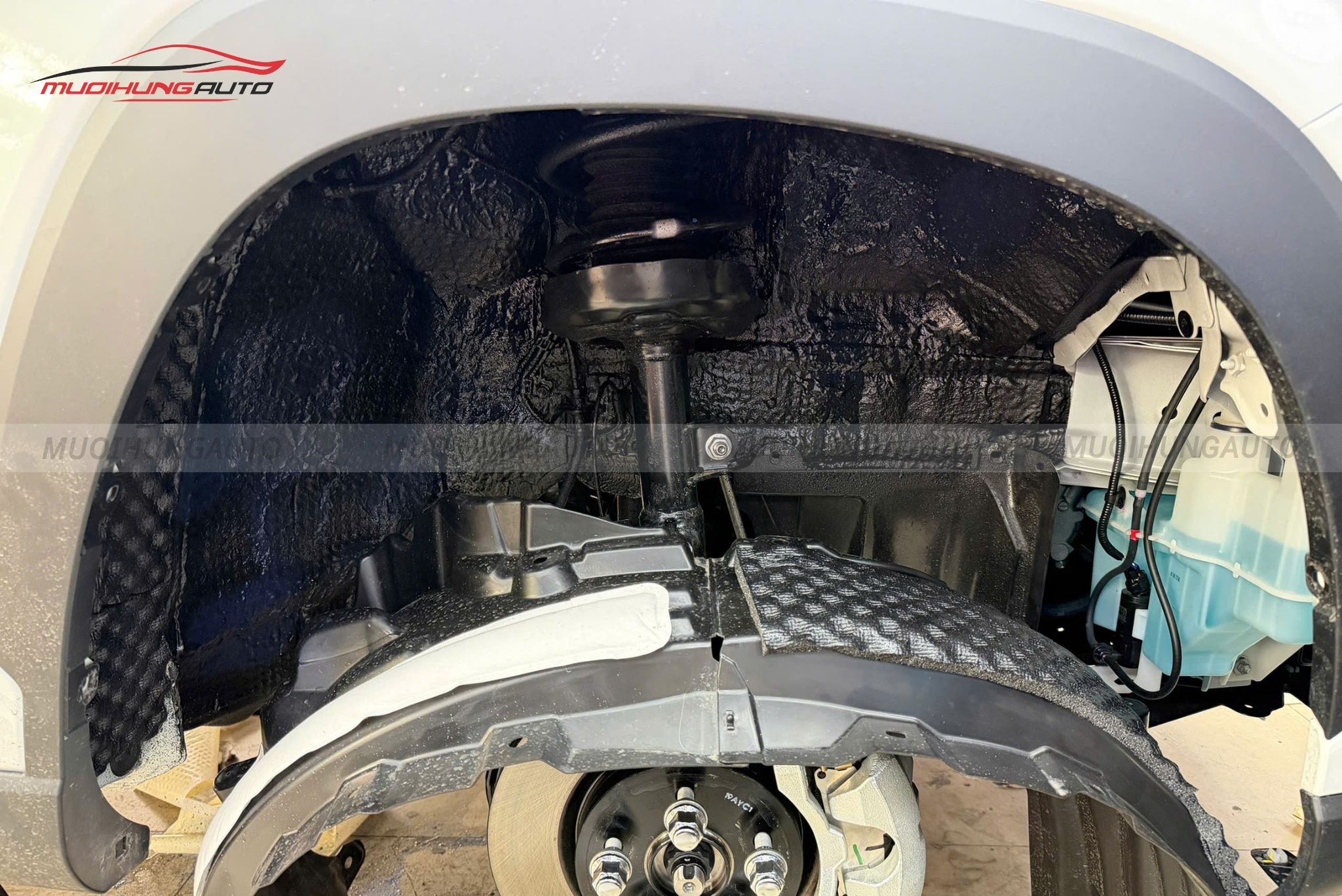 Cách âm 4 hốc bánh xe Toyota Corolla Cross 2025