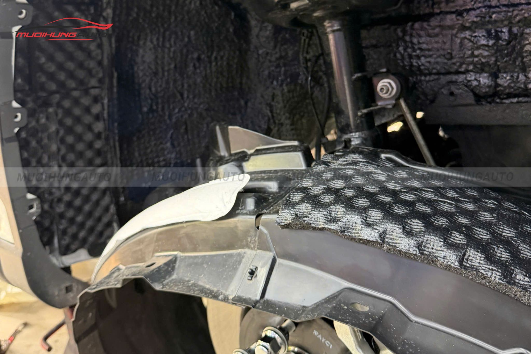 Cách âm chống ồn hốc bánh ô tô Toyota Corolla Cross 2025