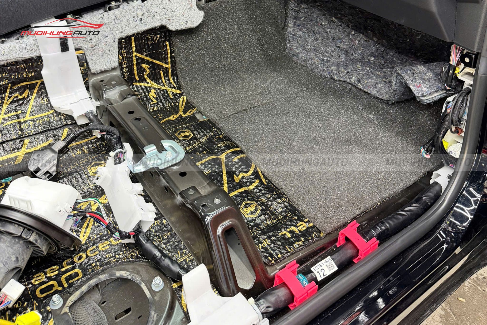 Cách âm chống ồn sàn xe Toyota Land Cruiser LC300 2024