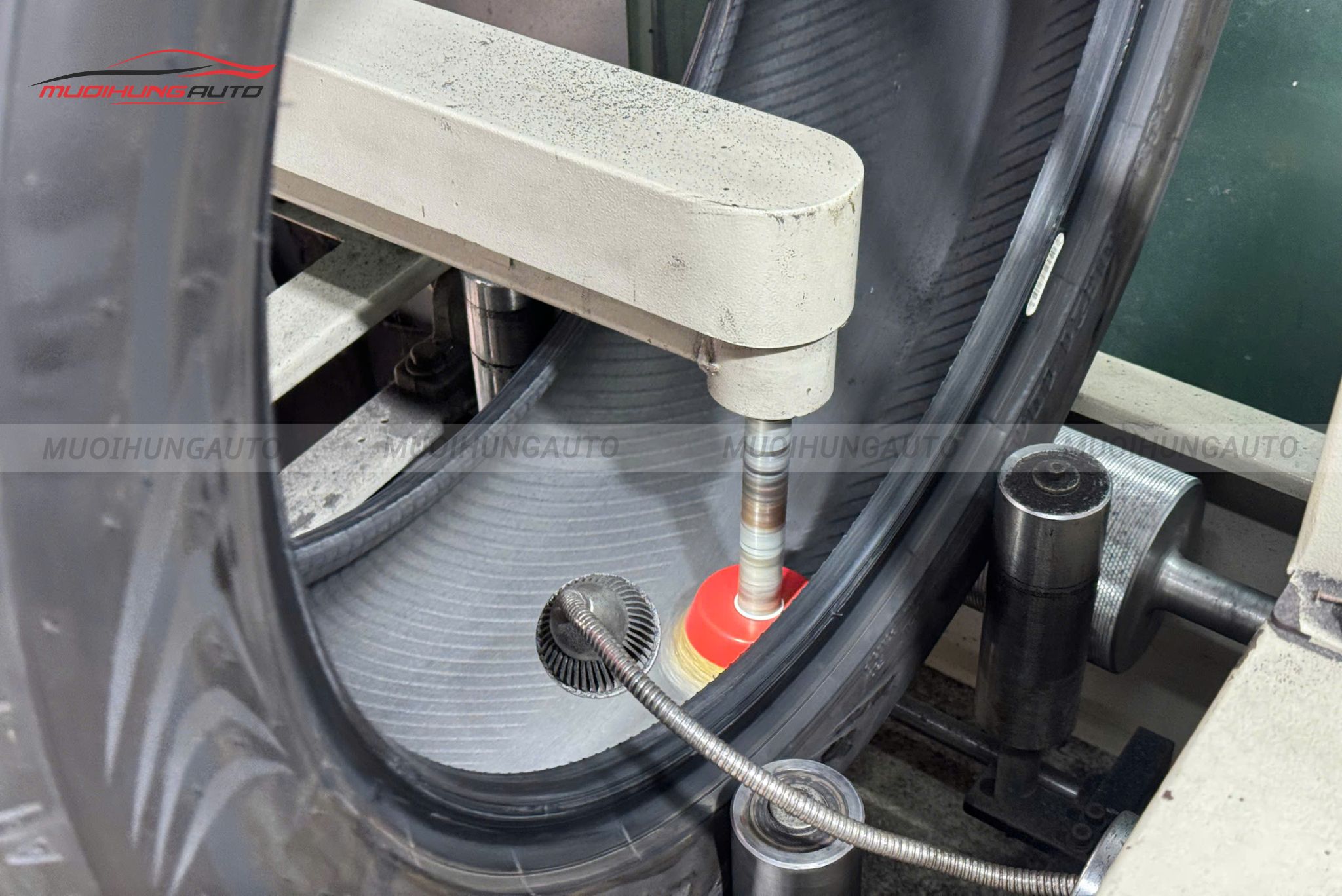 Cận cảnh lốp được xử lý trước khi tráng