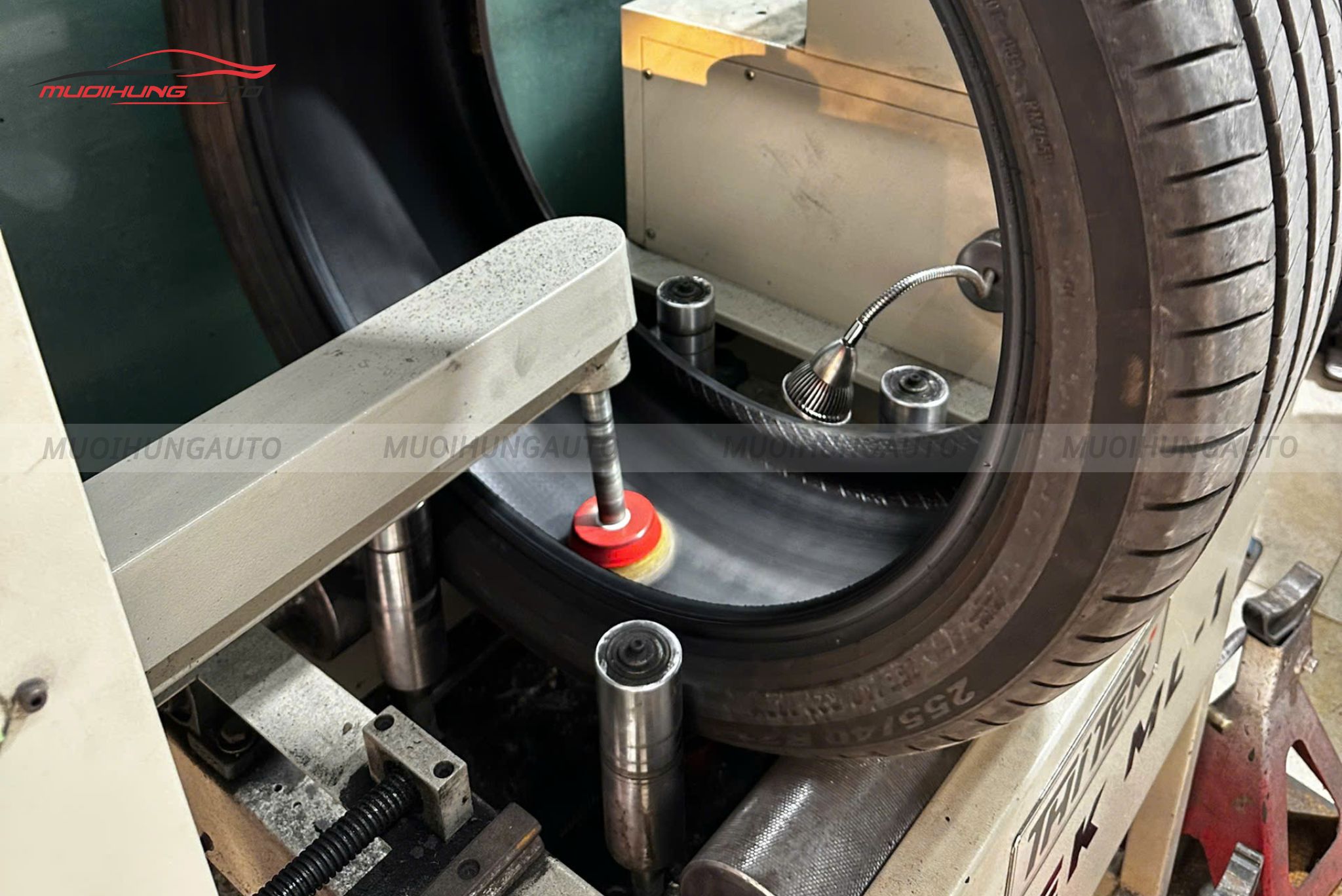 Cận cảnh lốp được xử lý trước khi tráng