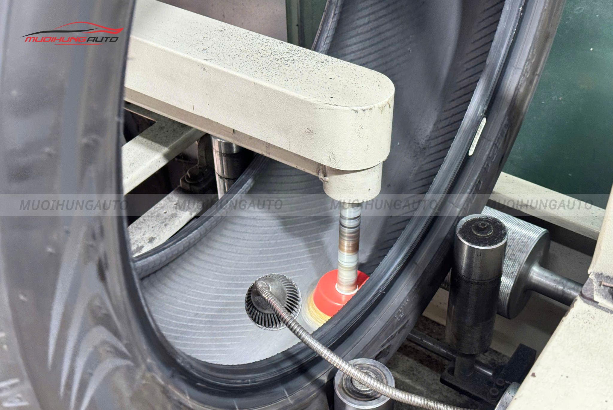 Cận cảnh lốp được xử lý trước khi tráng