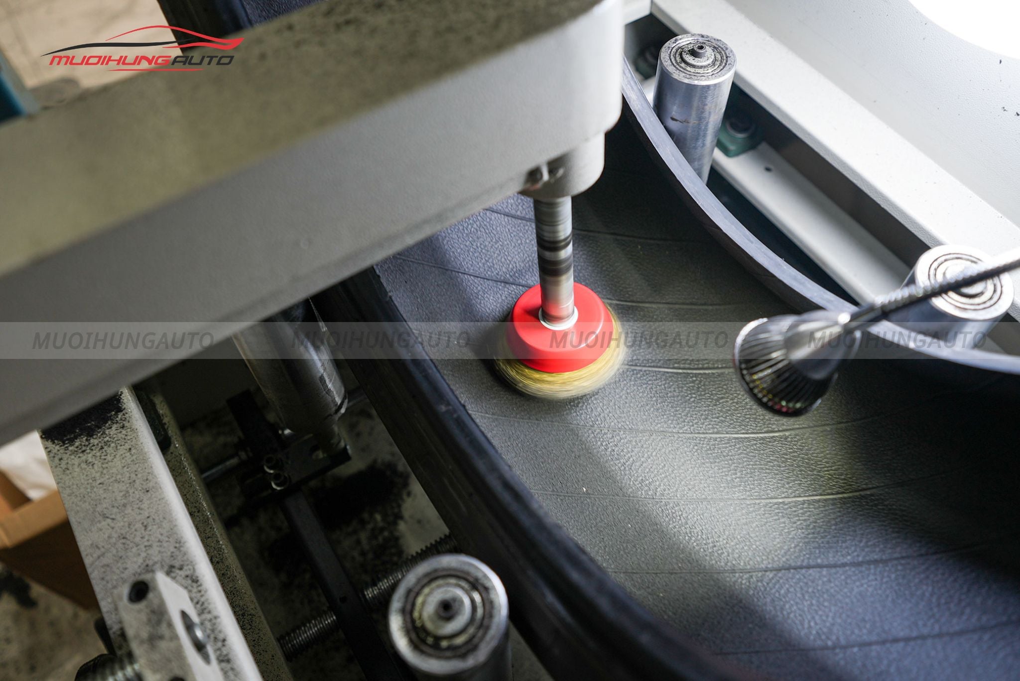 Cận cảnh xử lý lốp trước khi tráng