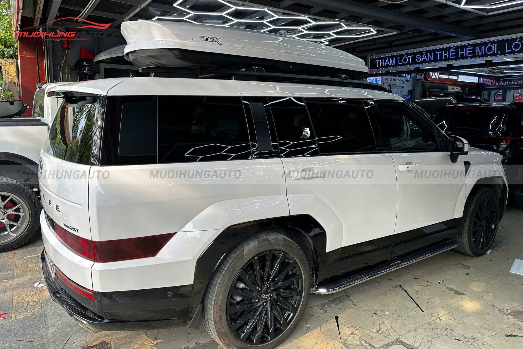 Cốp phi thuyền Hyundai Santafe 2025