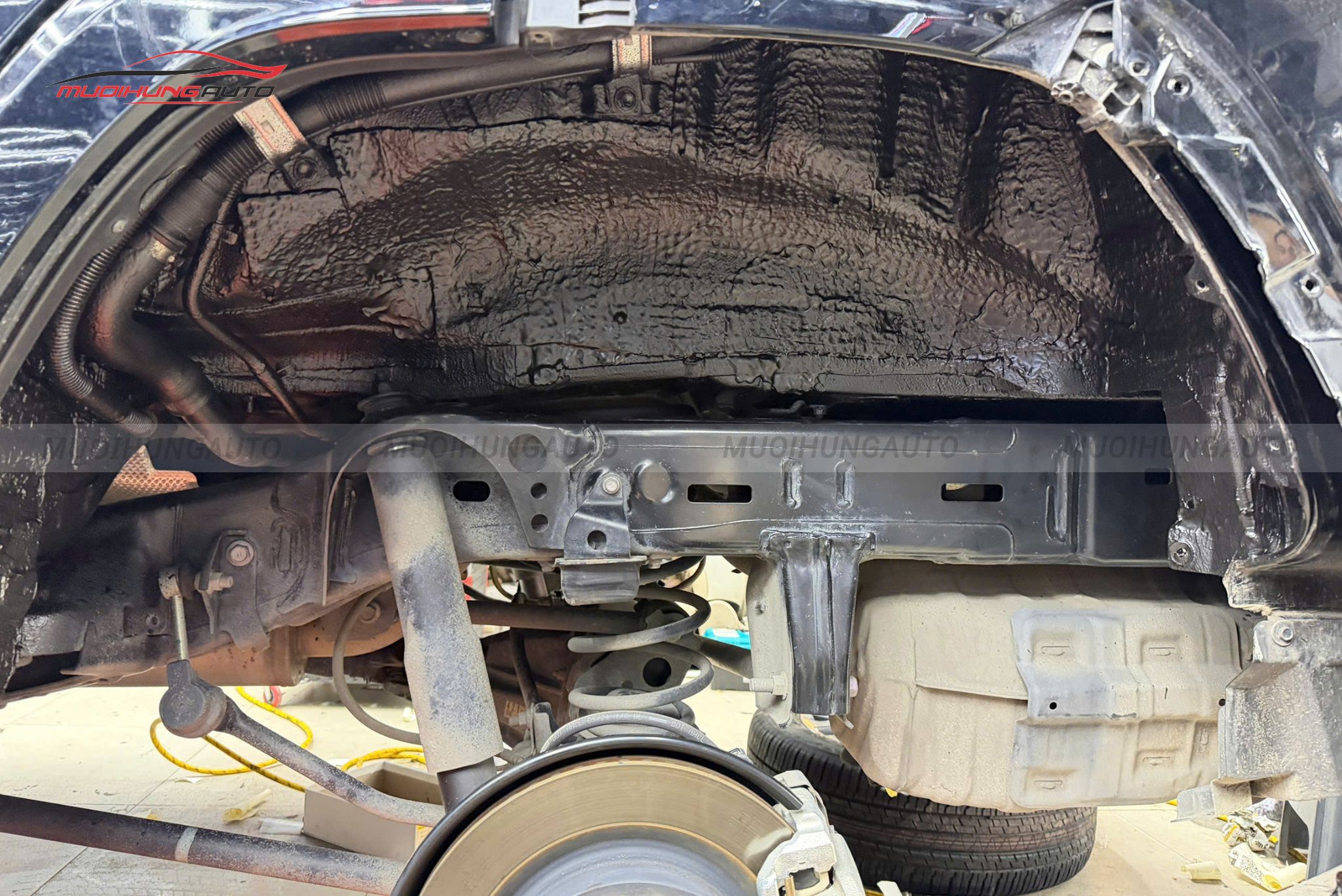 Dán cách âm hốc bánh Toyota Land Cruiser LC300 2024