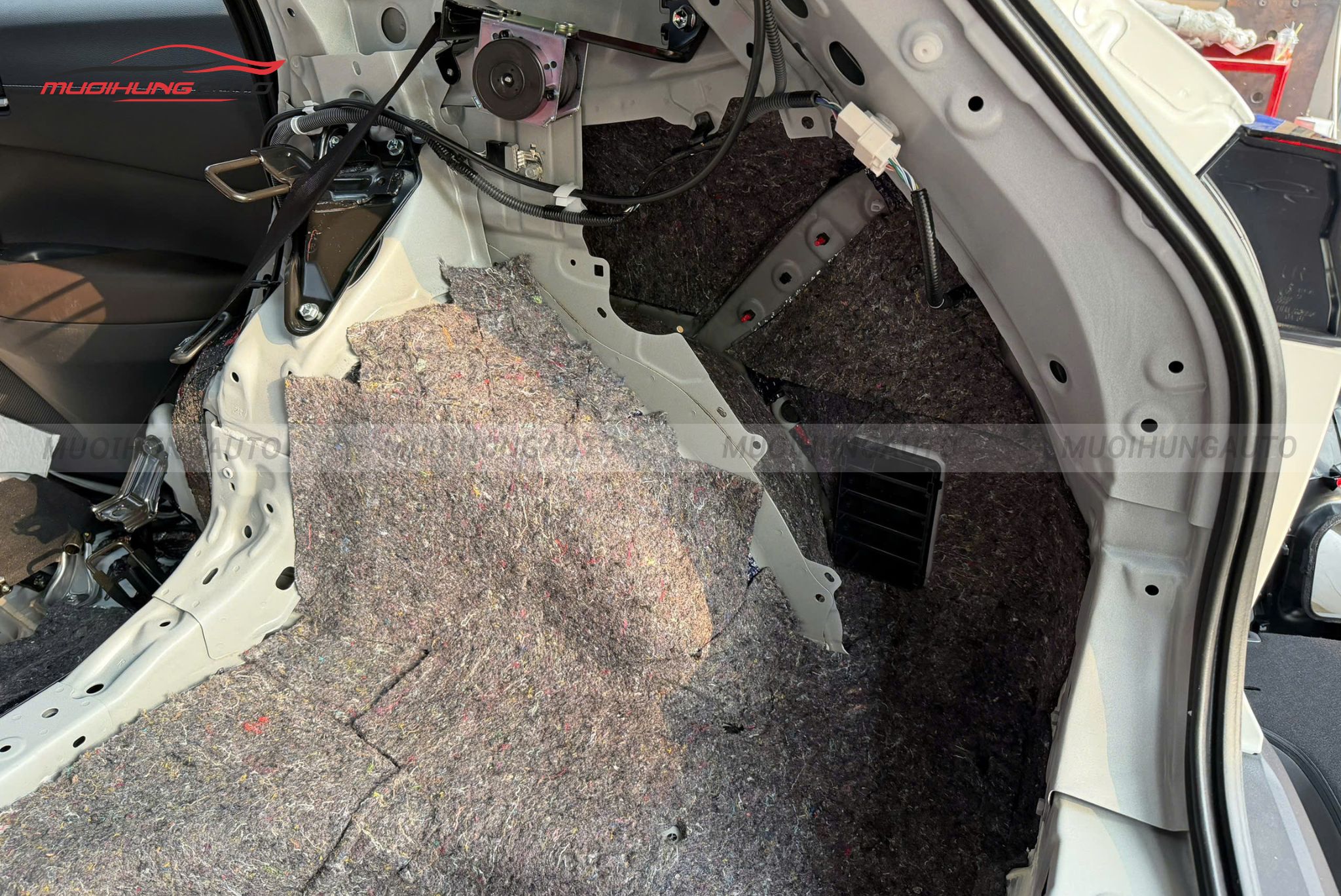 Dán cách âm sàn xe Toyota Corolla Cross 2025