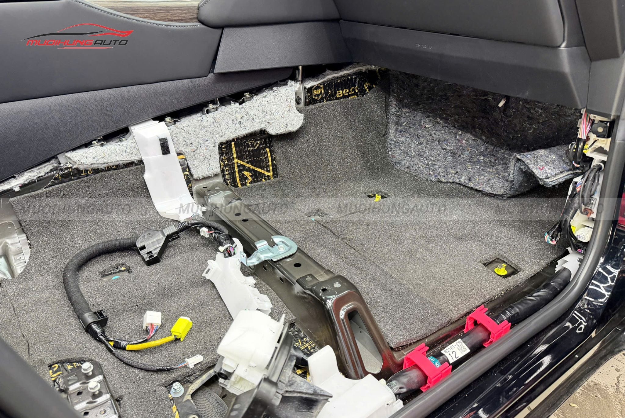 Dán cách âm sàn xe Toyota Land Cruiser LC300 2024