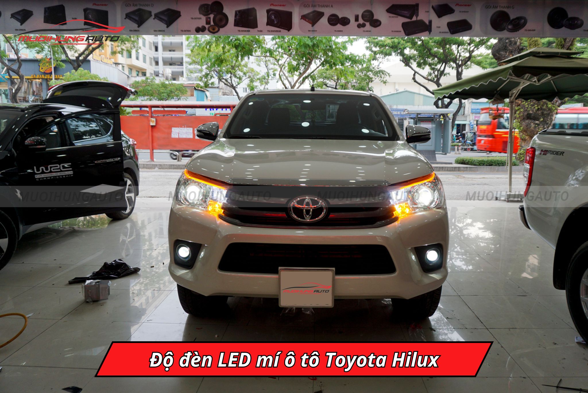 Độ đèn LED mí ô tô Toyota Hilux