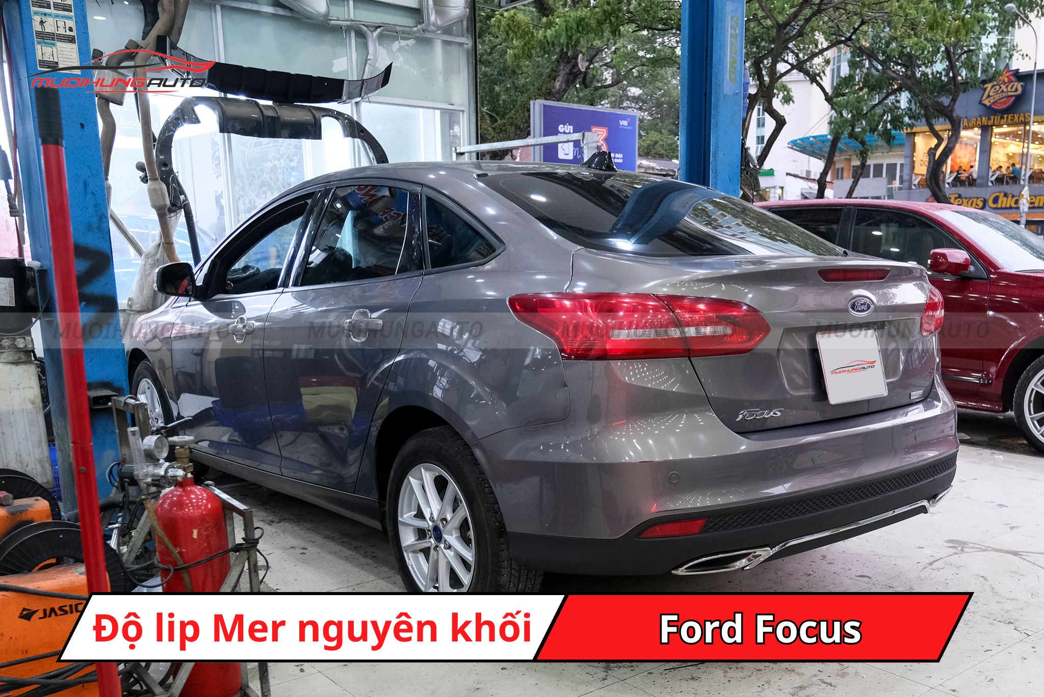 Độ lip pô thể thao Mercedes cho xe Ford Focus