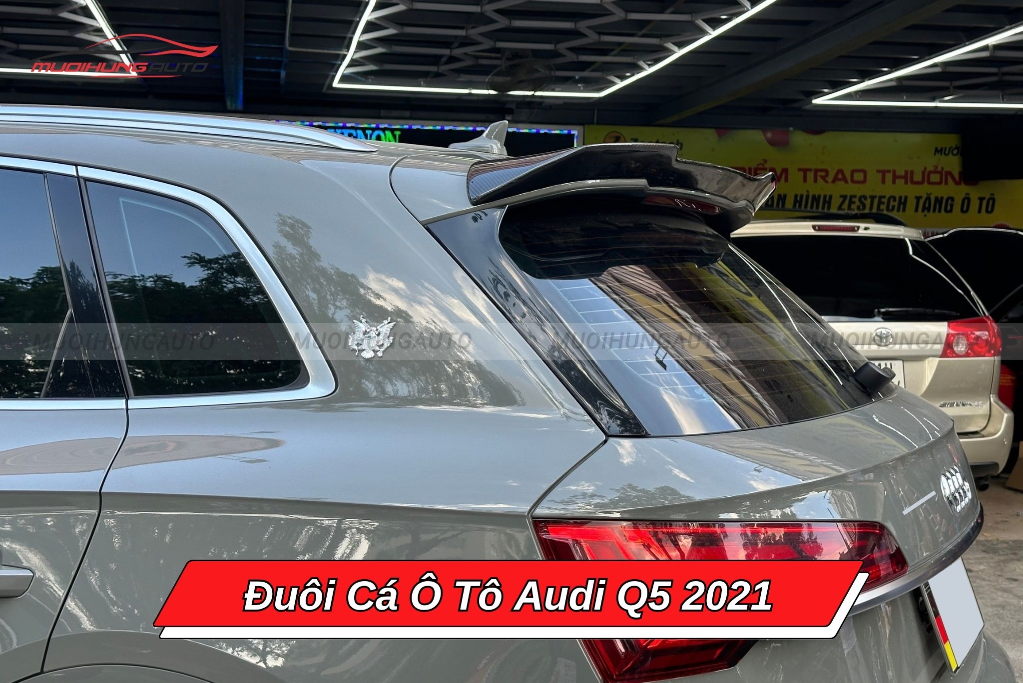 Đuôi cá xe hơi Audi Q5 2021