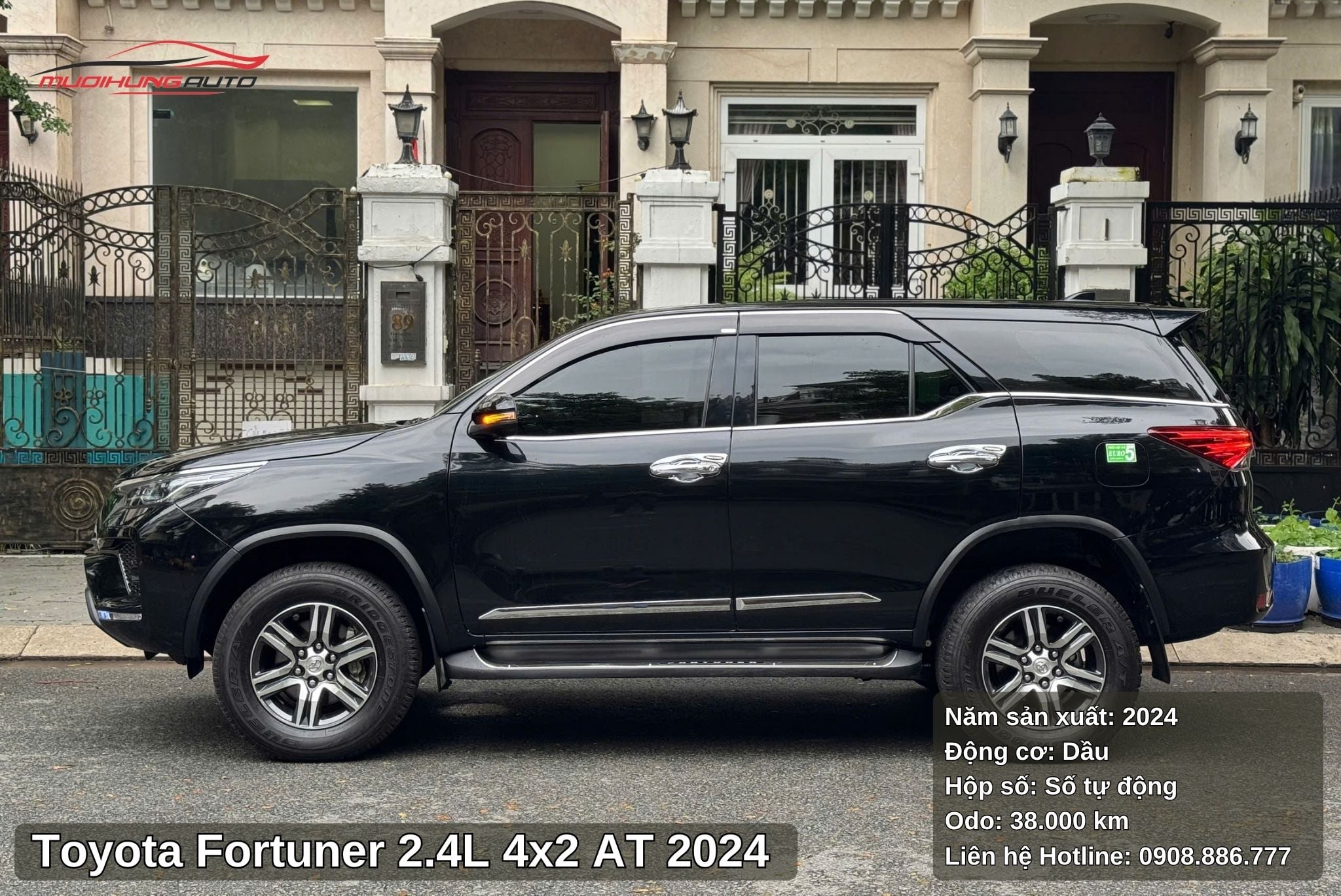 Hông xe Toyota Fortuner 2.4L 4x2 AT 2024