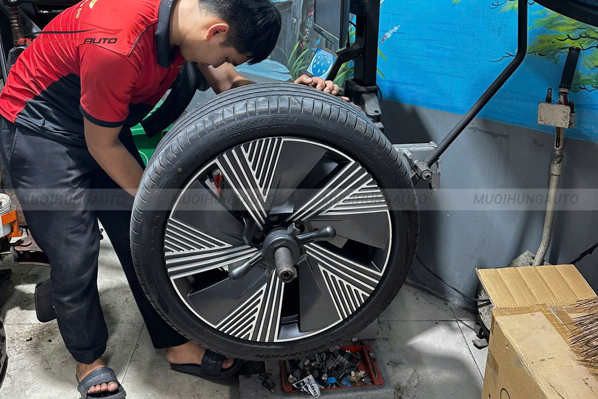 Kỹ thuật đang cân mâm bấm chì