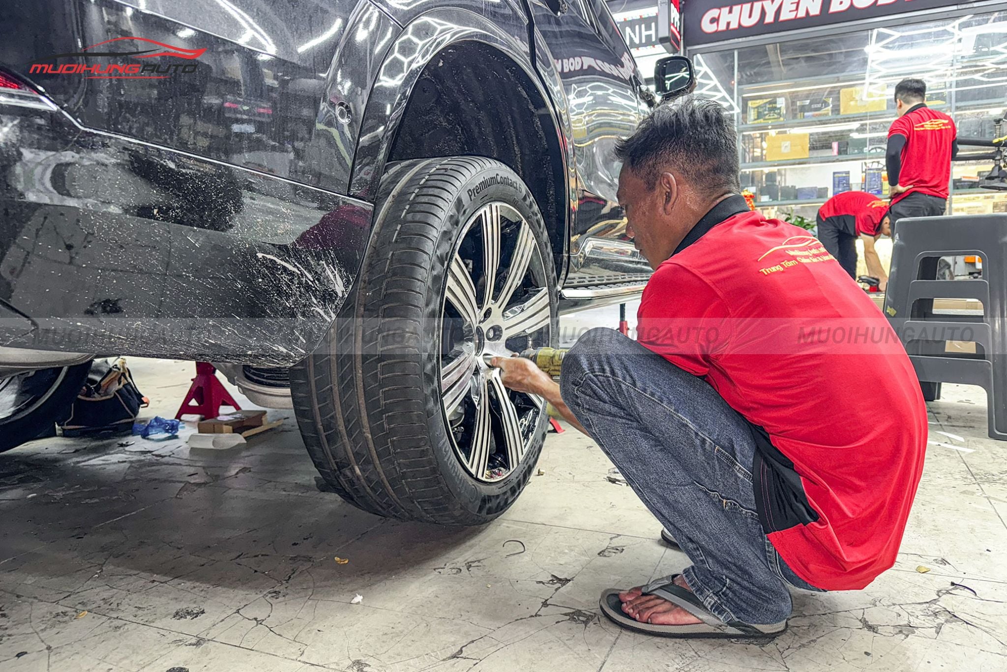 Kỹ thuật đang mở bánh