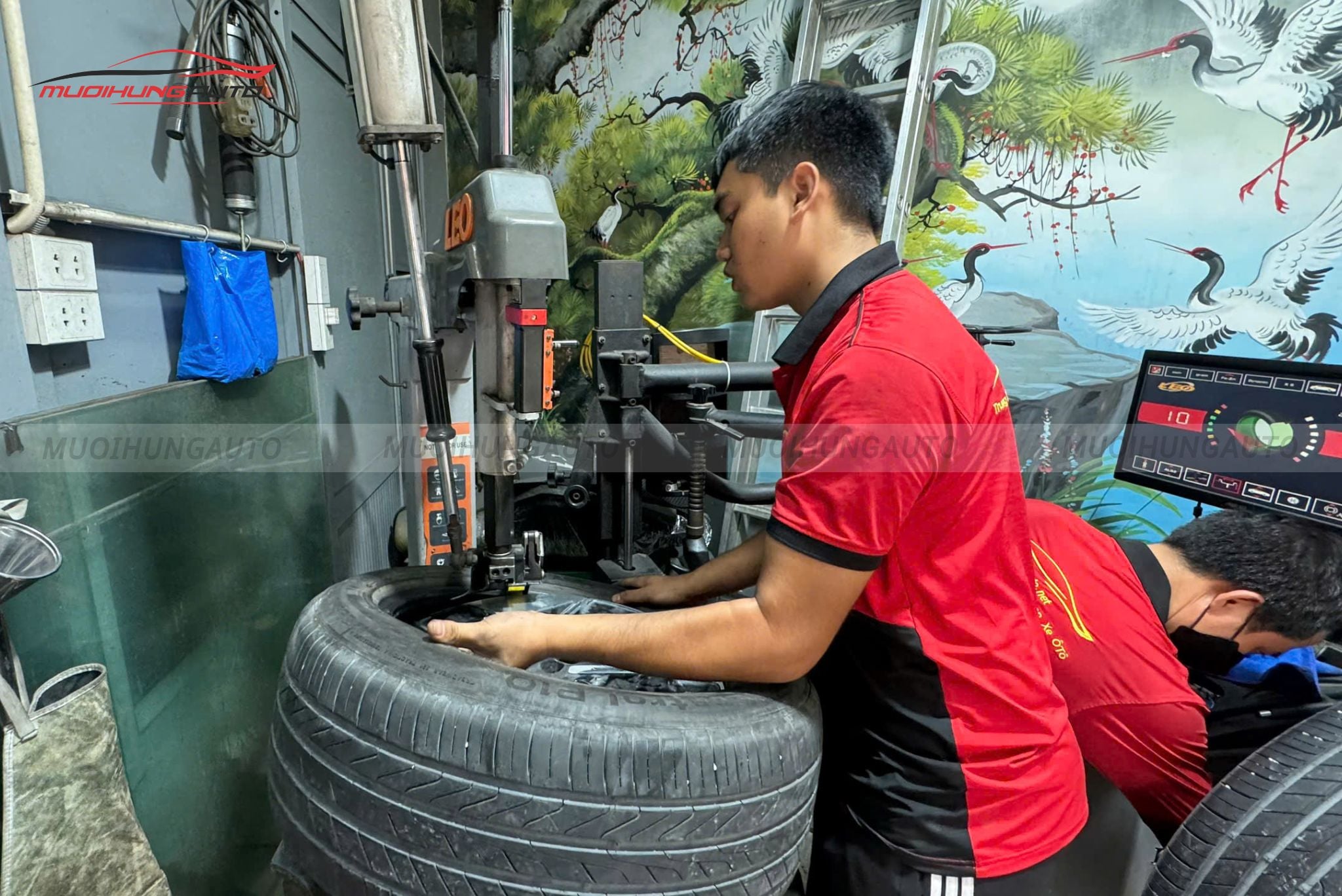 Kỹ thuật đang mở lốp