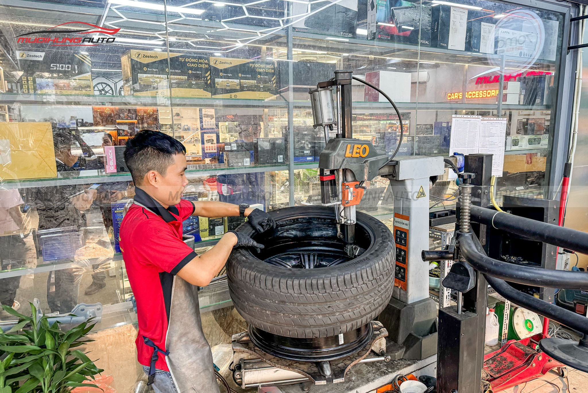 Kỹ thuật đang mở lốp