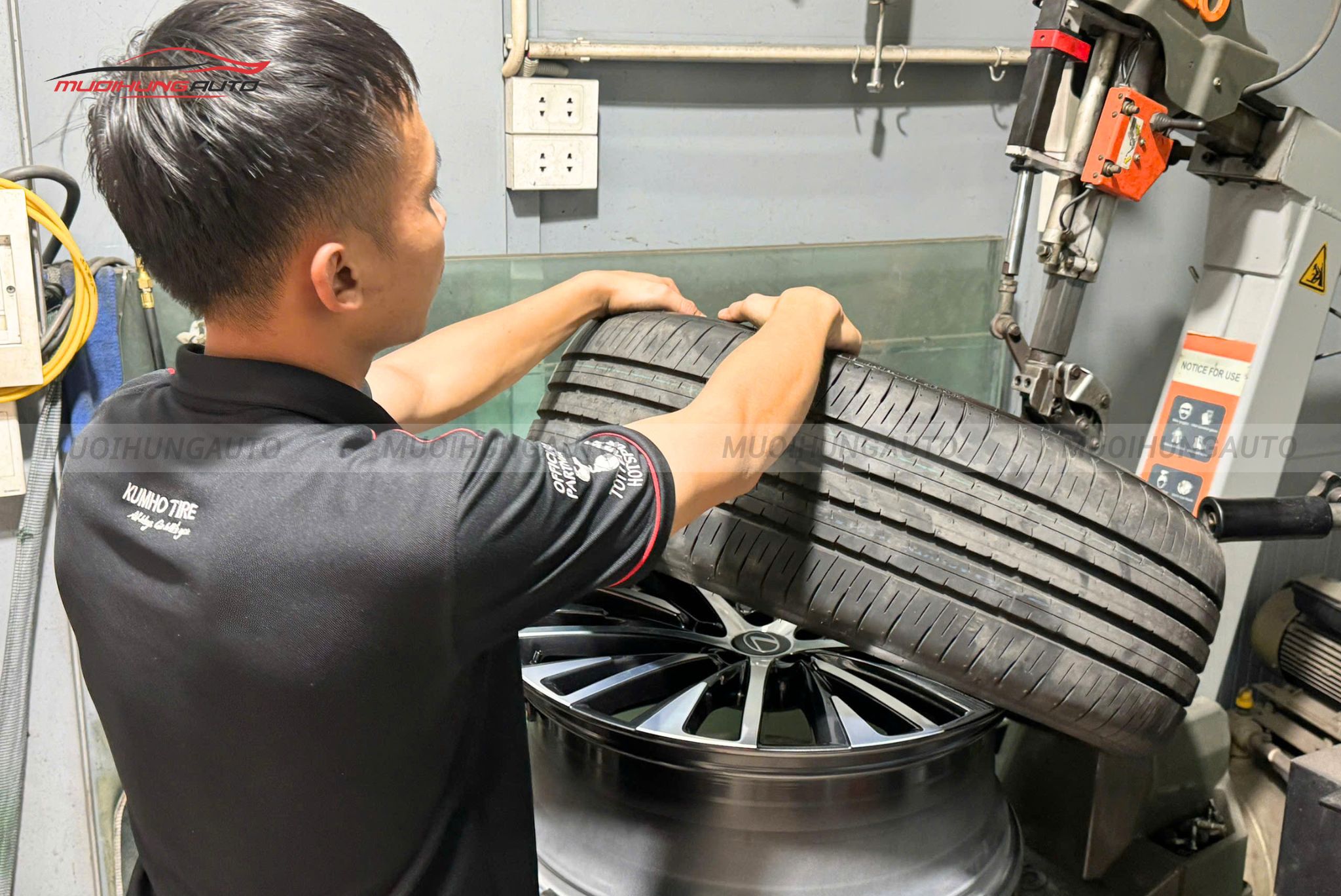 Kỹ thuật đang mở lốp