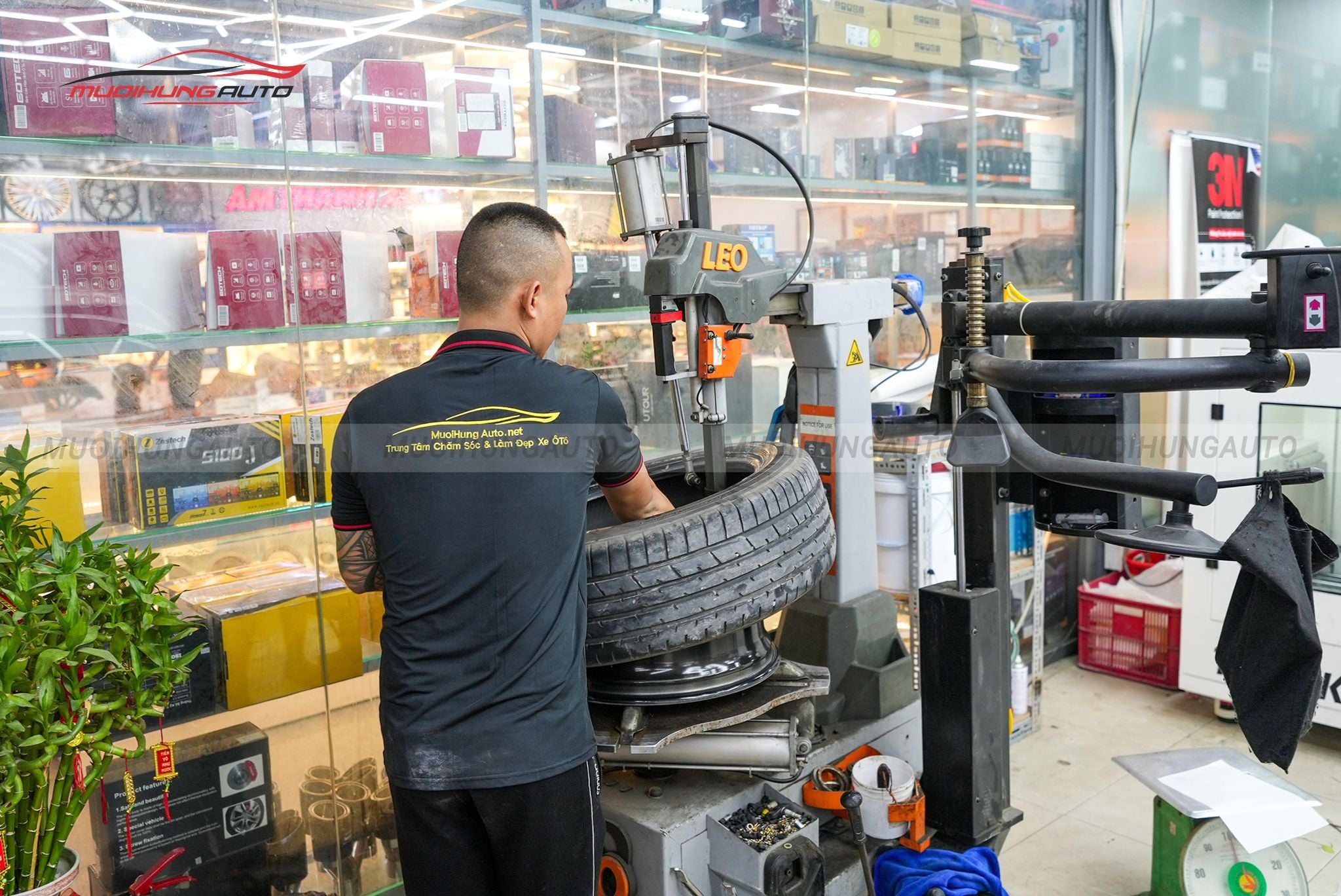 Kỹ thuật đang mở lốp