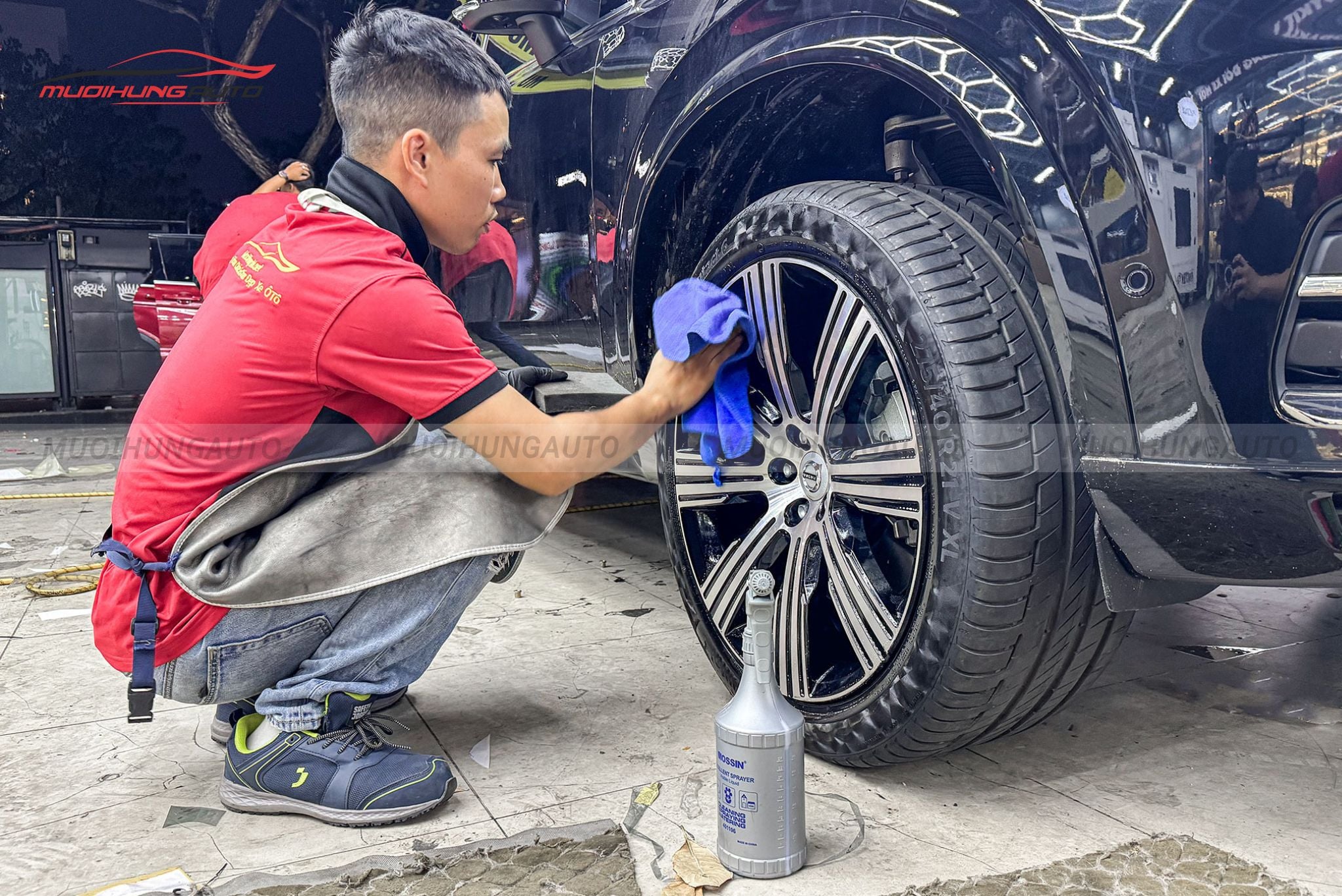 Kỹ thuật đang vệ sinh bánh xe