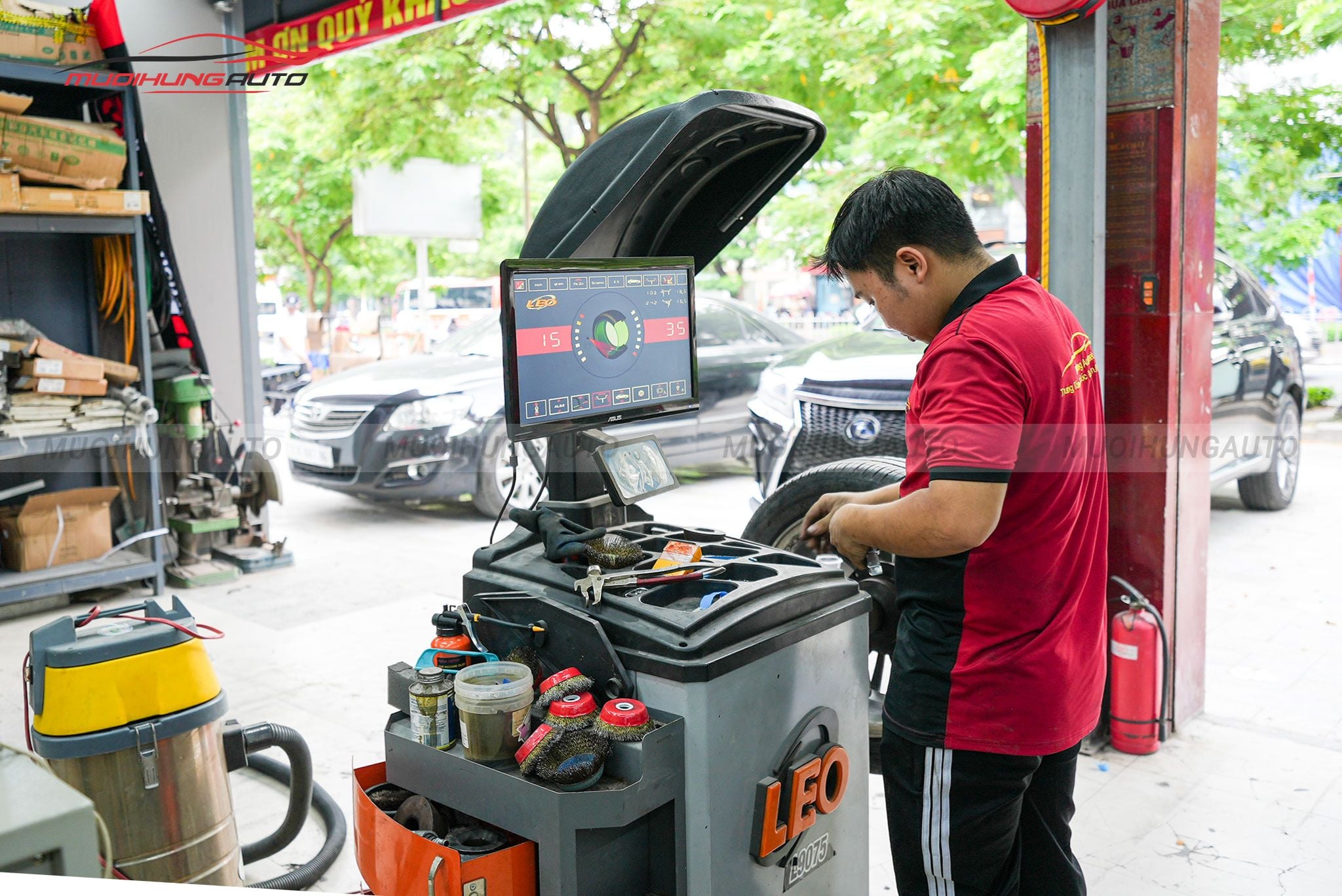 Kỹ thuật viên tiến hành cân mâm bấm chì