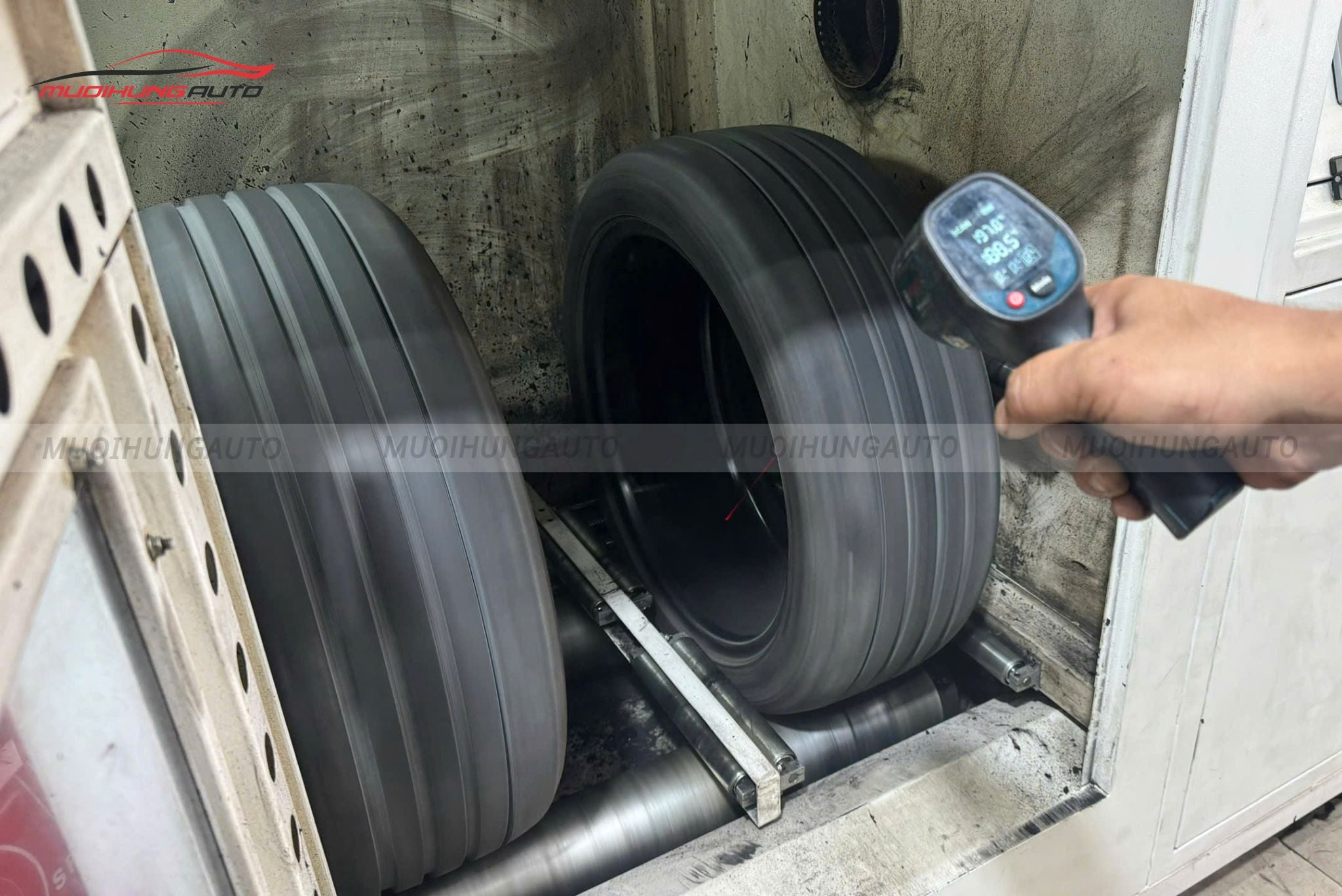 Lốp đang được đưa vào máy