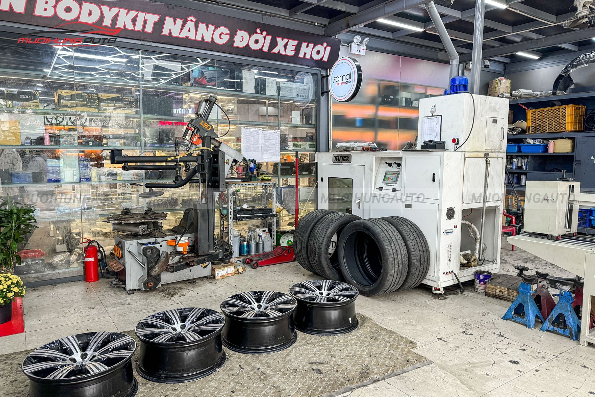 Lốp đang được đưa vào máy