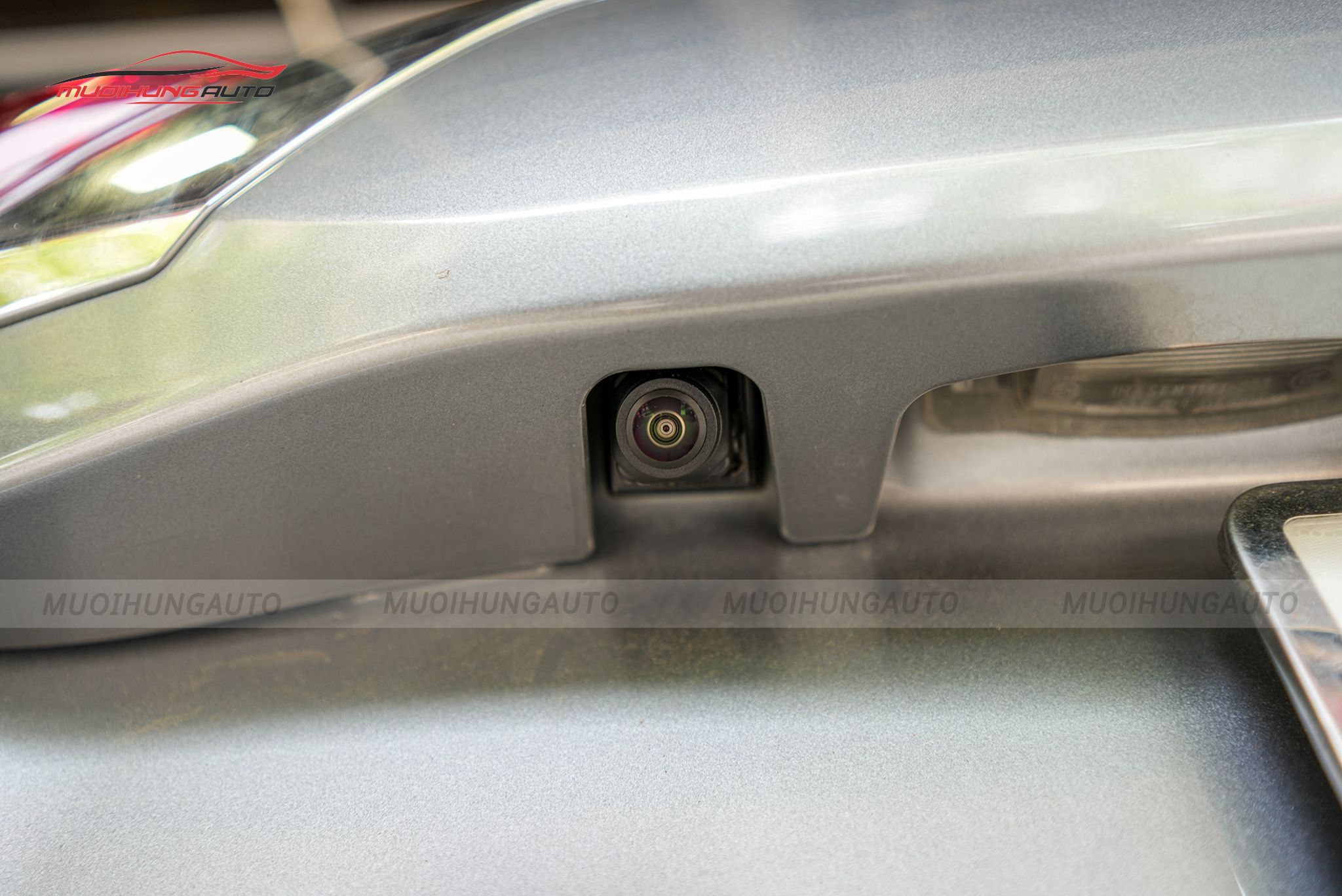 Mắt camera sau camera 360 độ ô tô Mitsubishi Outlander 2020