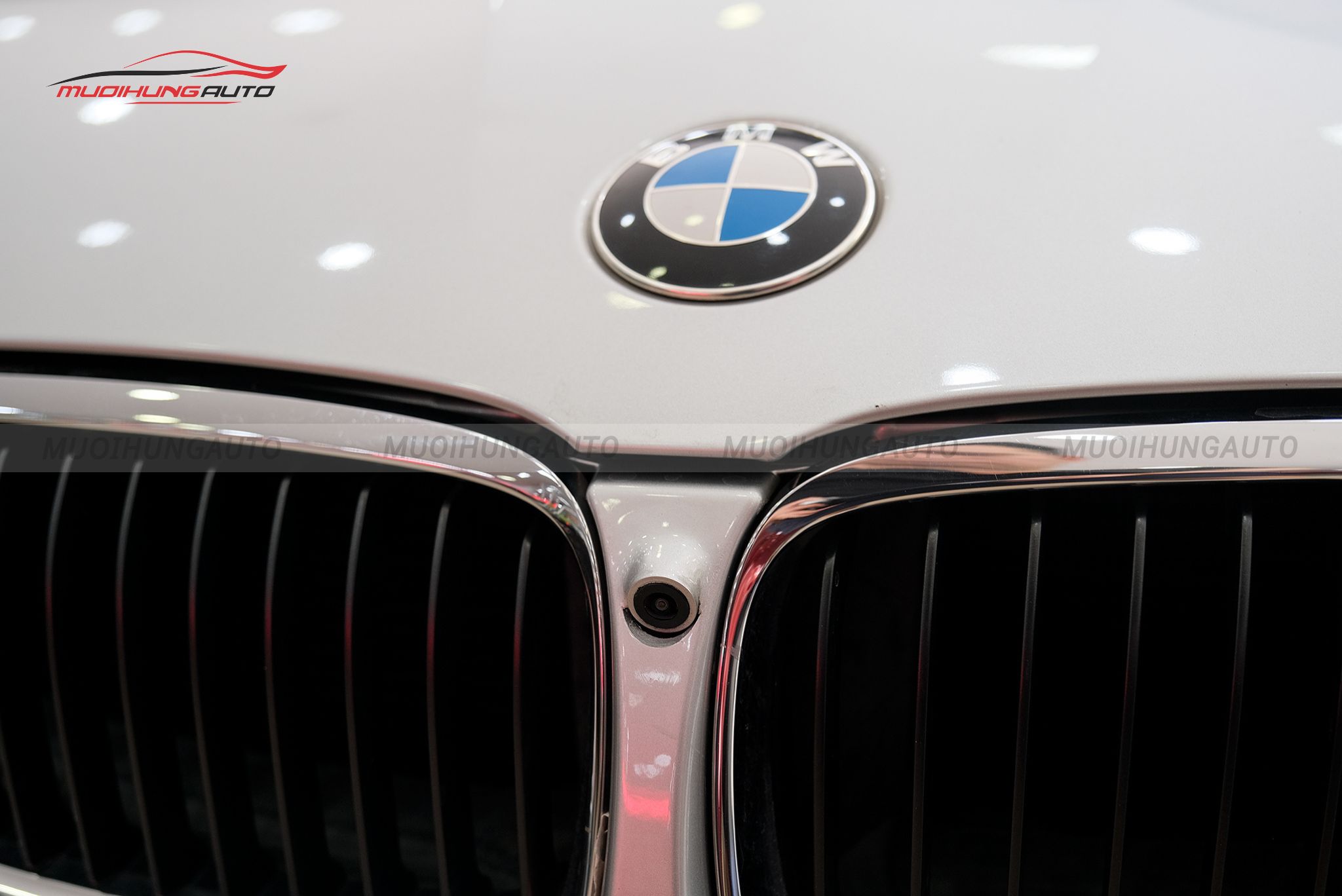 Mắt camera trước camera 360 độ ô tô BMW 320i 2008