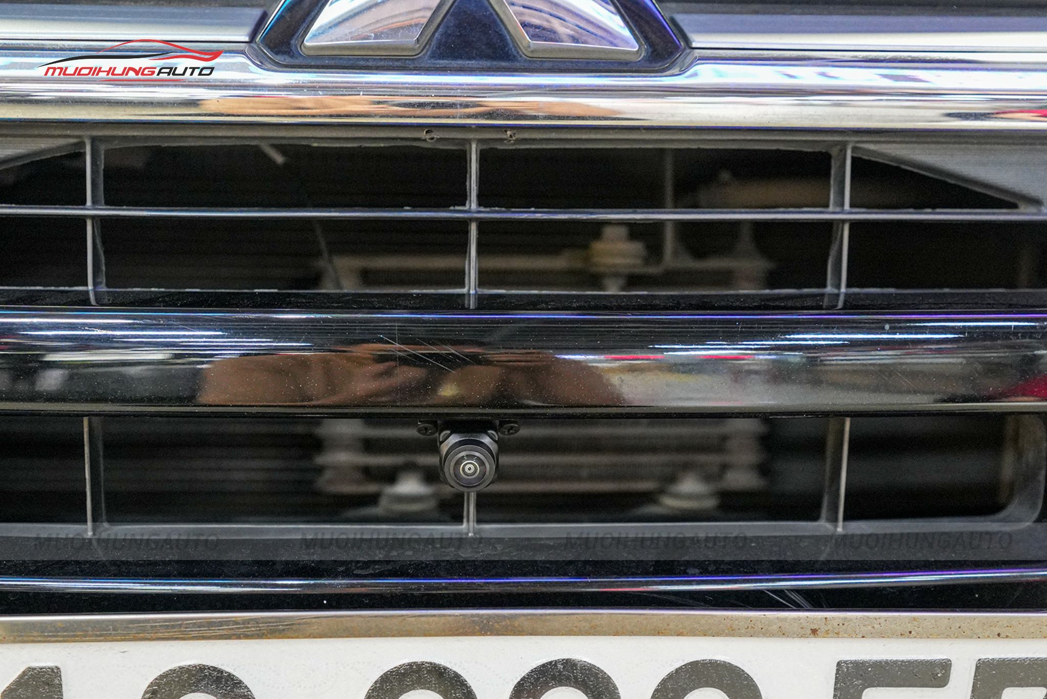 Mắt camera trước camera 360 độ ô tô Mitsubishi Outlander 2020