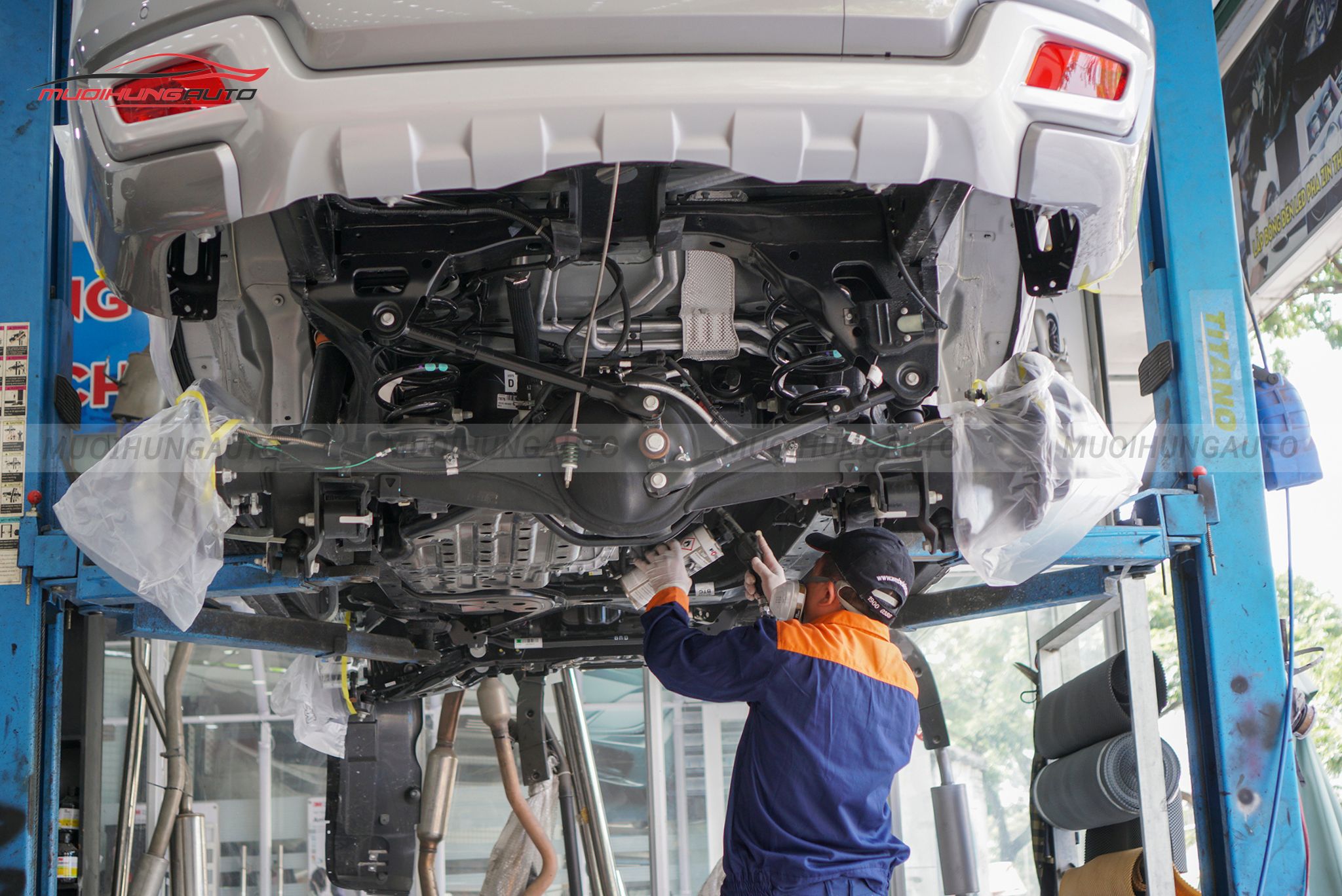 Phủ gầm xe Ford Everest