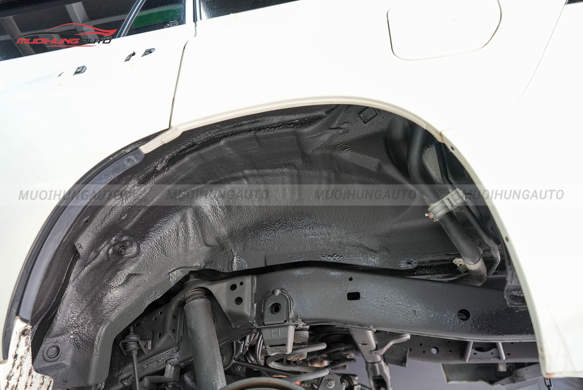 Sơn phủ gầm cho ô tô Toyota Land Cruiser Prado 2020