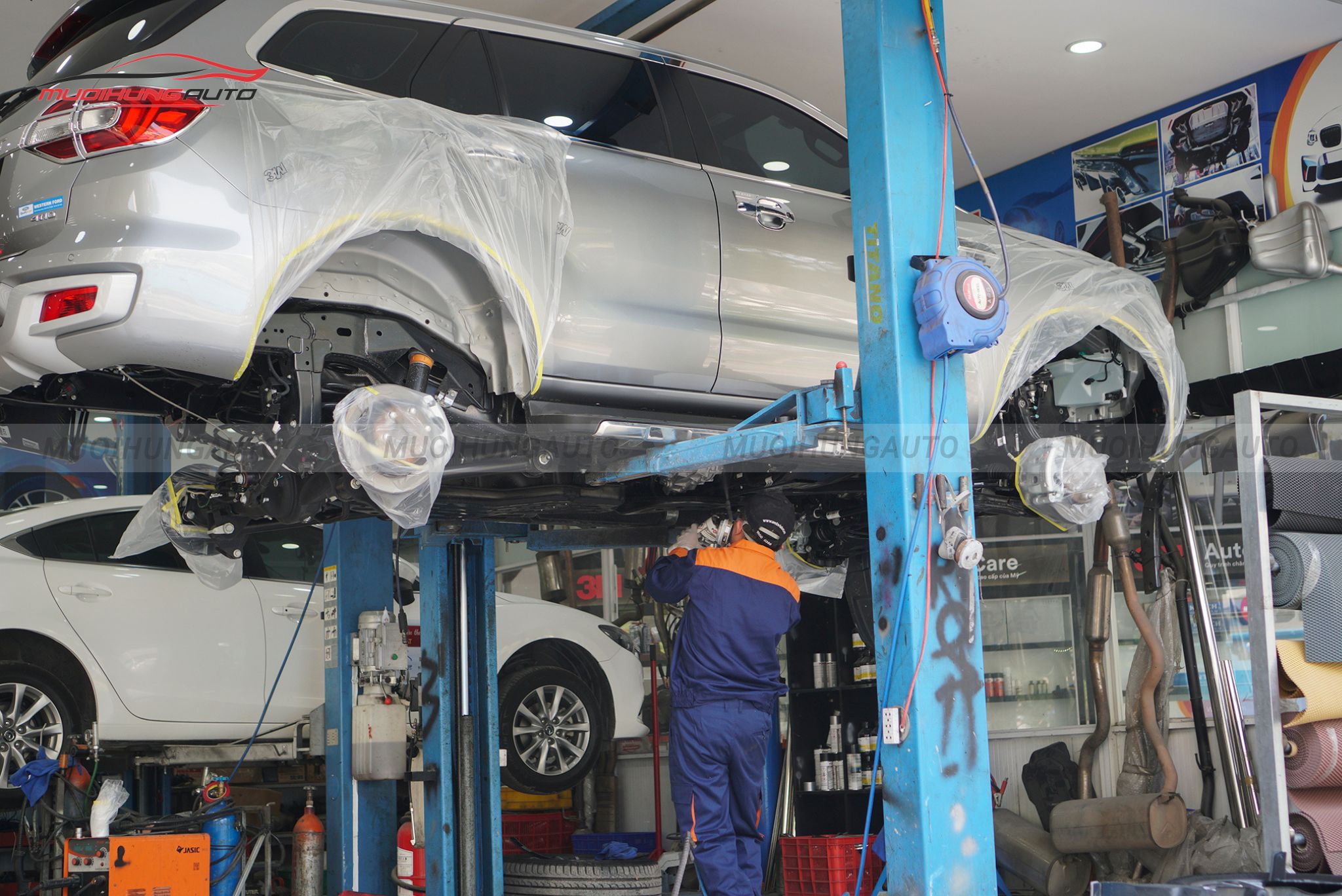 Sơn phủ gầm ô tô Ford Everest