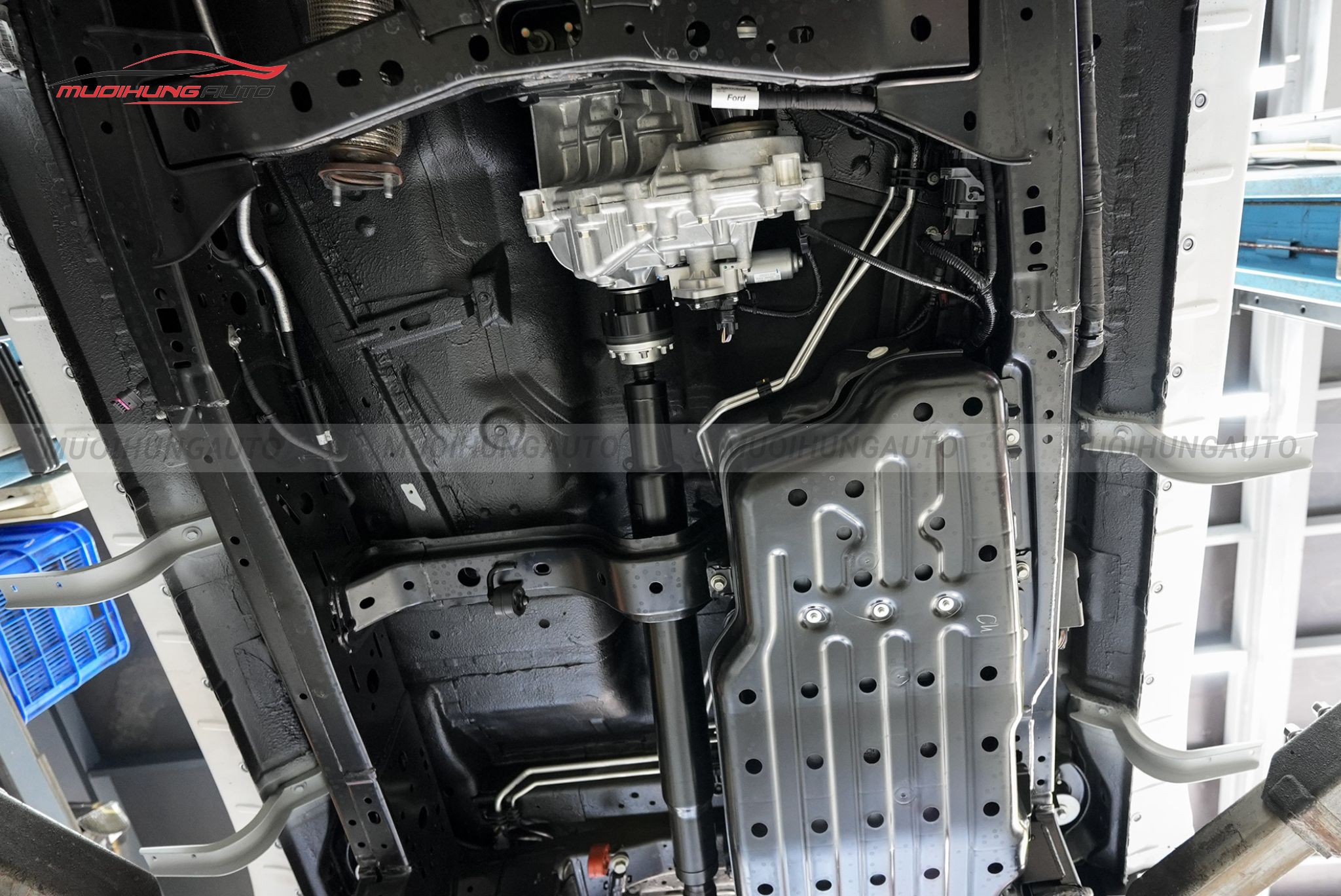 Sơn phủ gầm xe ô tô Ford Everest 2024