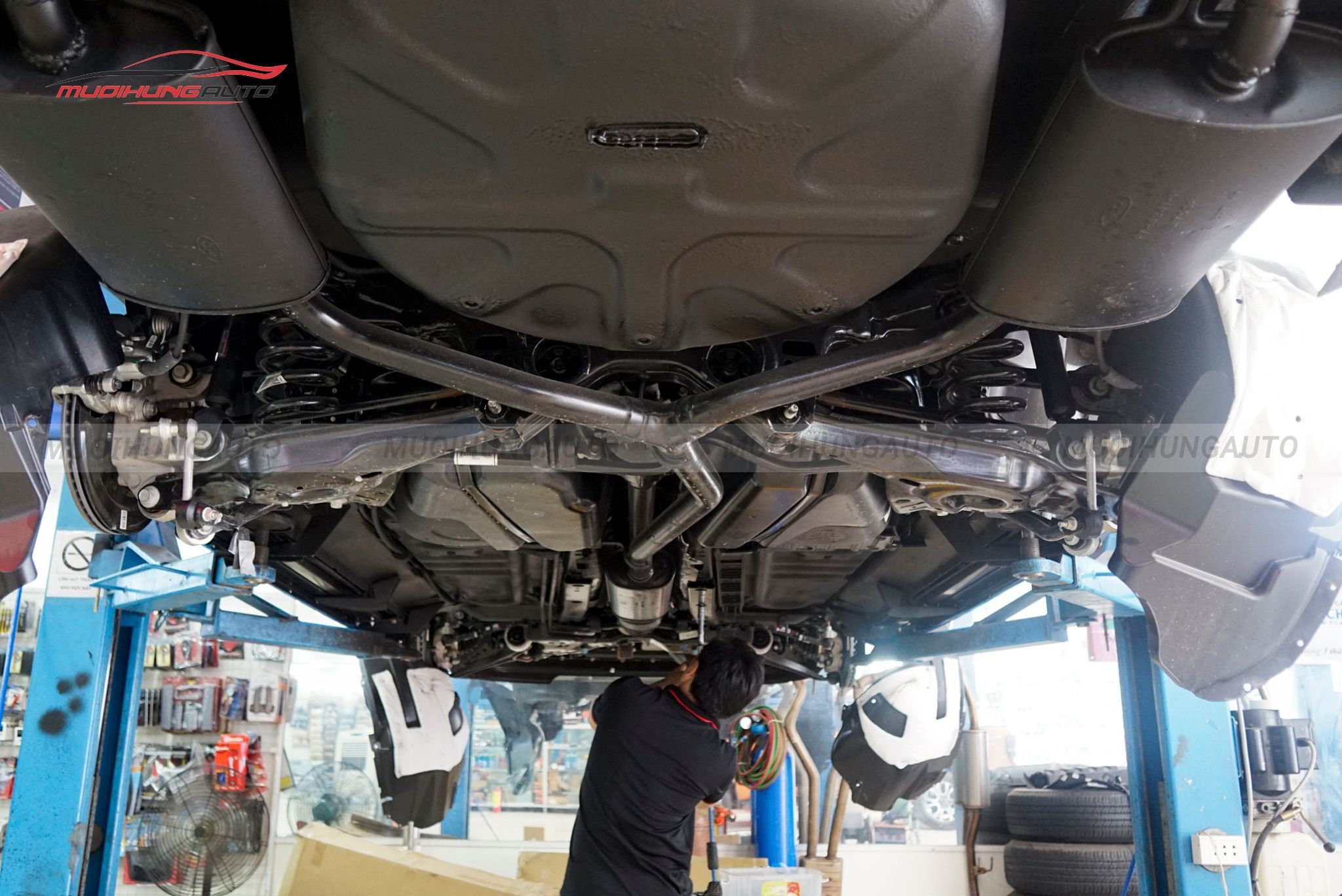 Sơn phủ gầm xe ô tô Ford Explorer