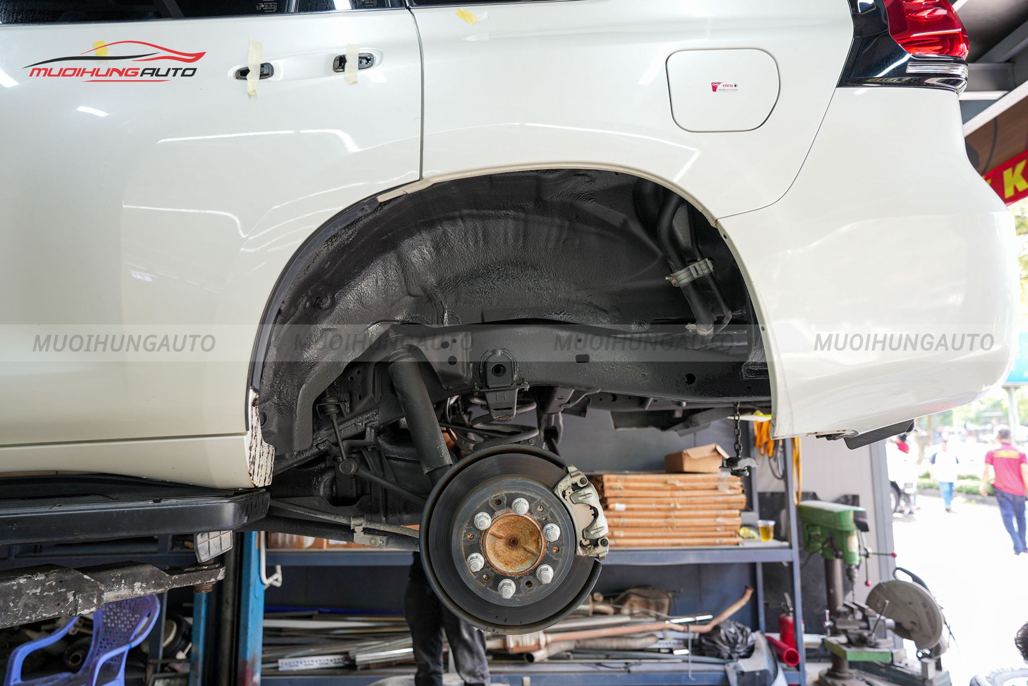 Xịt phủ gầm cho Toyota Land Cruiser Prado 2020