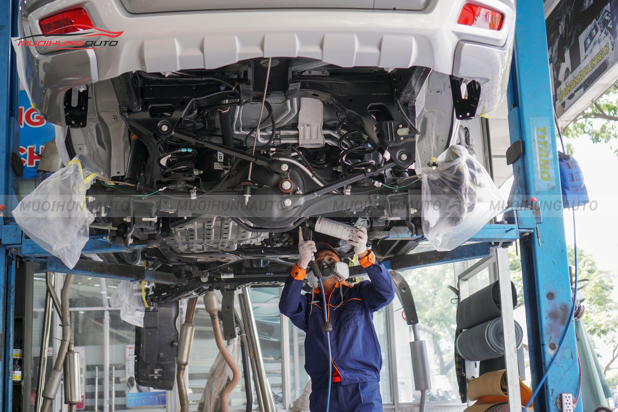 Xịt phủ gầm ô tô Ford Everest