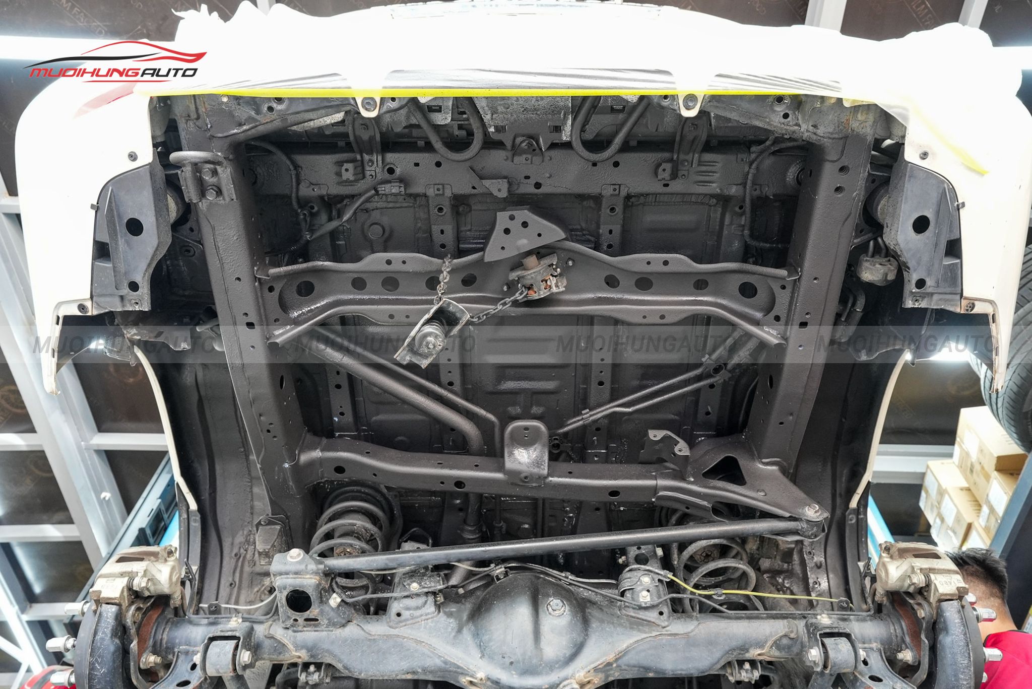 Xịt phủ gầm ô tô Toyota Land Cruiser Prado 2020