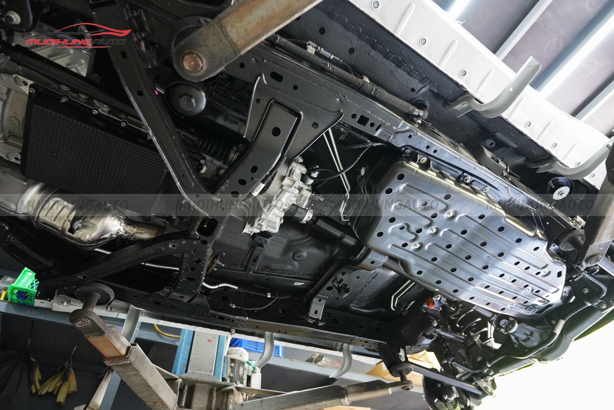 Xịt phủ gầm xe ô tô Ford Everest 2024