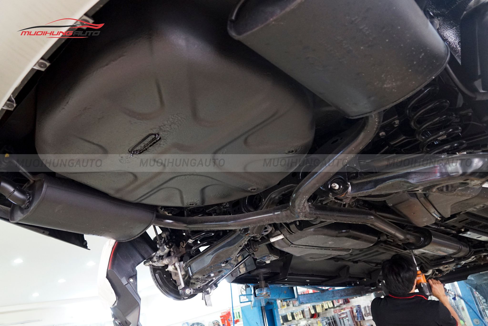 Xịt phủ gầm xe ô tô Ford Explorer