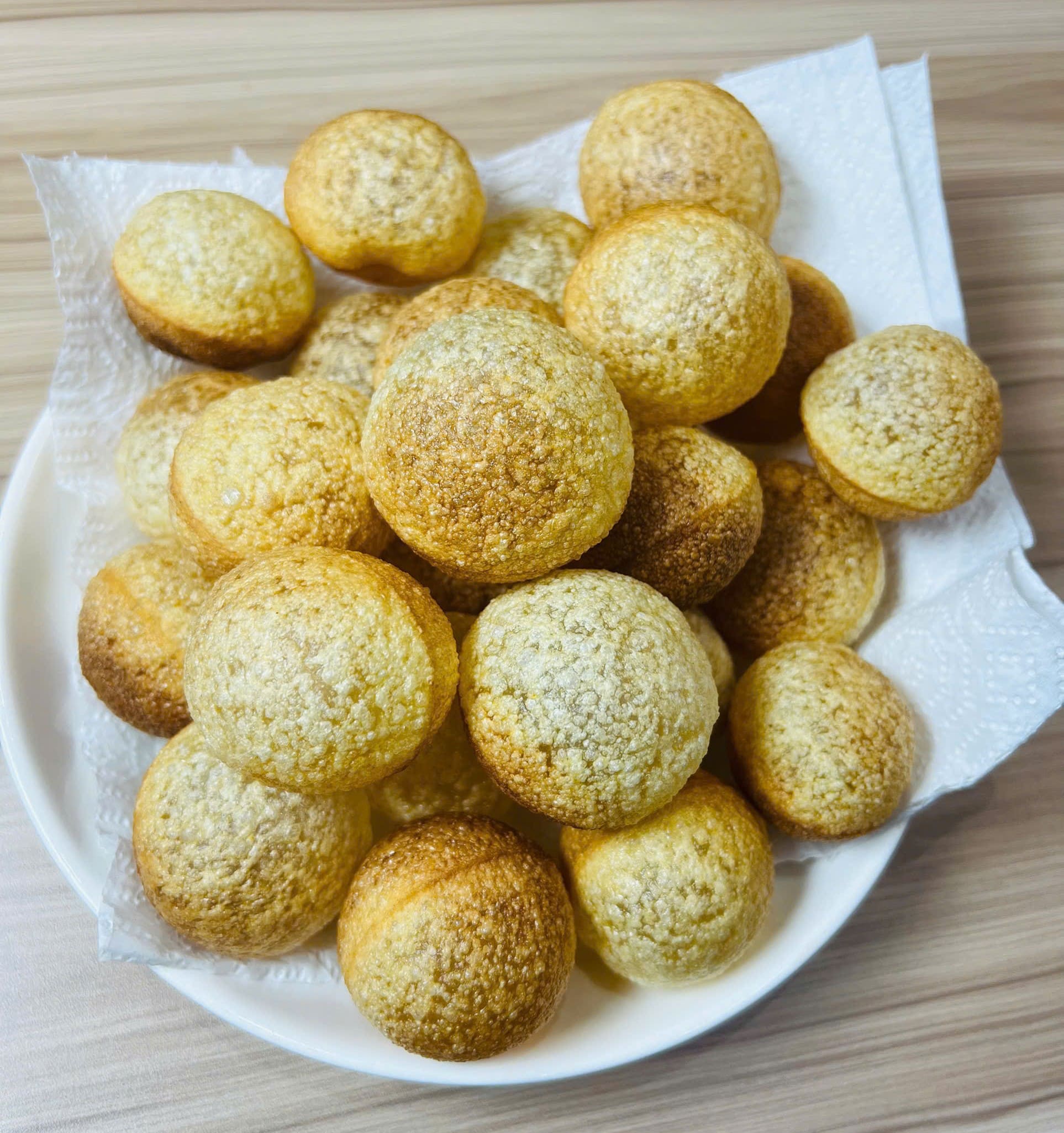 Cận cảnh phần nhân đậm đà bên trong bánh pani puri nổi tiếng Ấn Độ