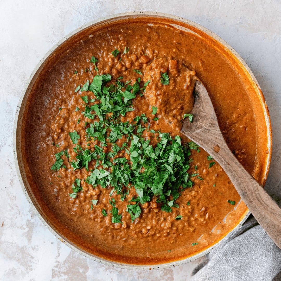 Hình tô súp đậu lăng đỏ Địa Trung Hải nấu rau củ, màu vàng sánh nhẹ, ăn thanh và giàu dinh dưỡng.