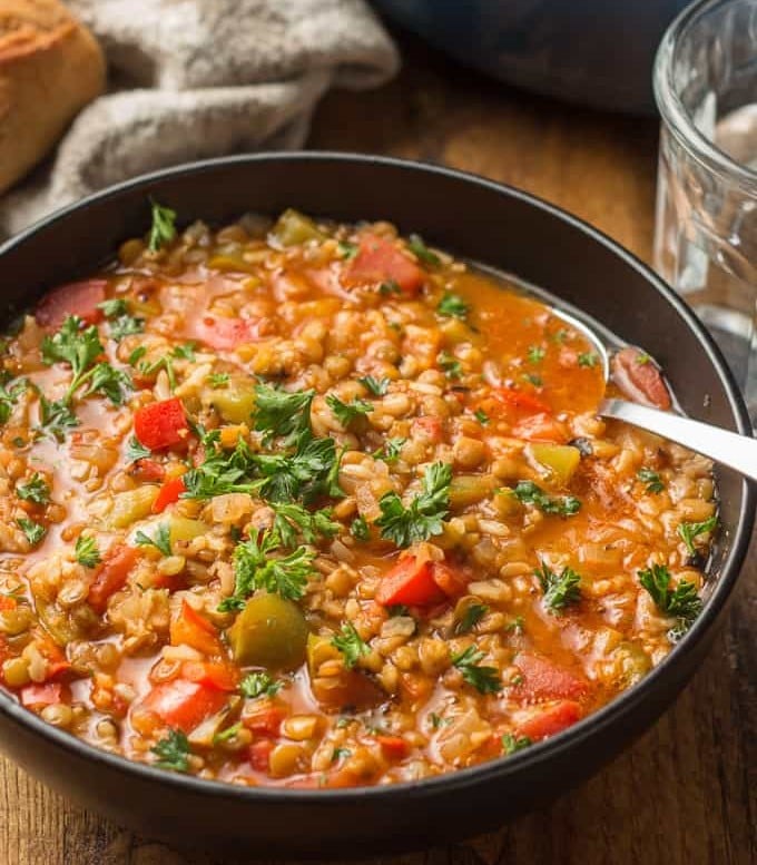 Hình món đậu lăng đỏ hầm rau củ gồm khoai tây, cà rốt, bí đỏ, hỗn hợp sánh mịn và thơm nhẹ.