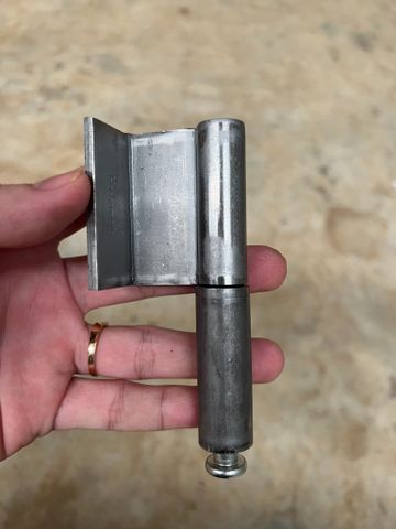 NHỎ NHƯNG QUAN TRỌNG: VAI TRÒ CỦA BẢN LỀ A-32 TRONG TỦ ĐIỆN XUẤT KHẨU