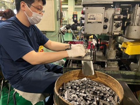 QUY TRÌNH SẢN XUẤT BẢN LỀ HOSHIMOTO – MỖI CHI TIẾT NHỎ ĐỀU ĐÒI HỎI ĐỘ CHÍNH XÁC CAO