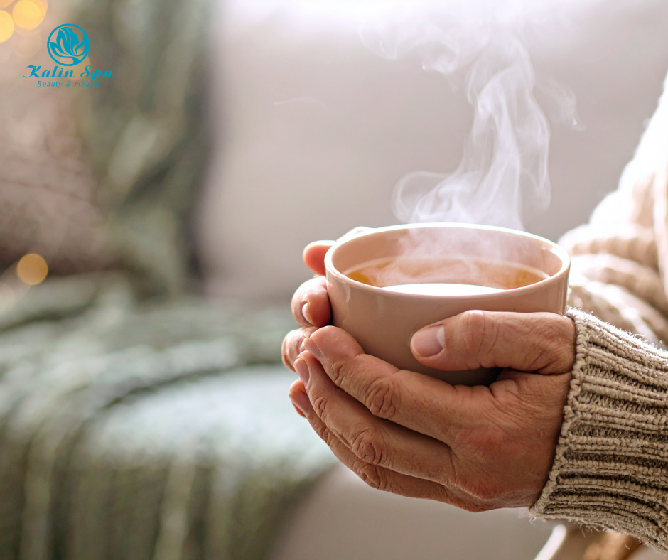 Việc uống nước ấm vào buổi sáng có tác dụng gì cho hệ tiêu hóa?