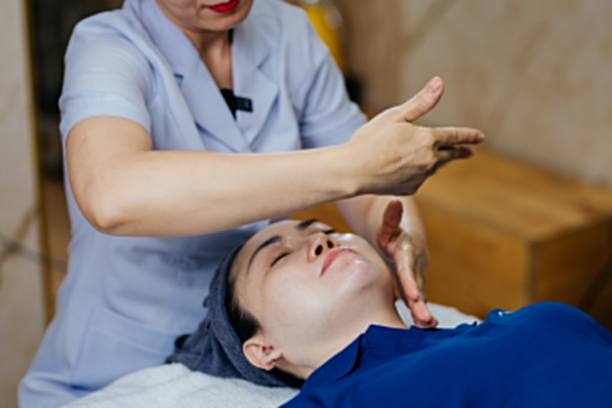 Khoá học chăm sóc da mặt thời lượng thực hành chiếm bao nhiêu phần trăm?
