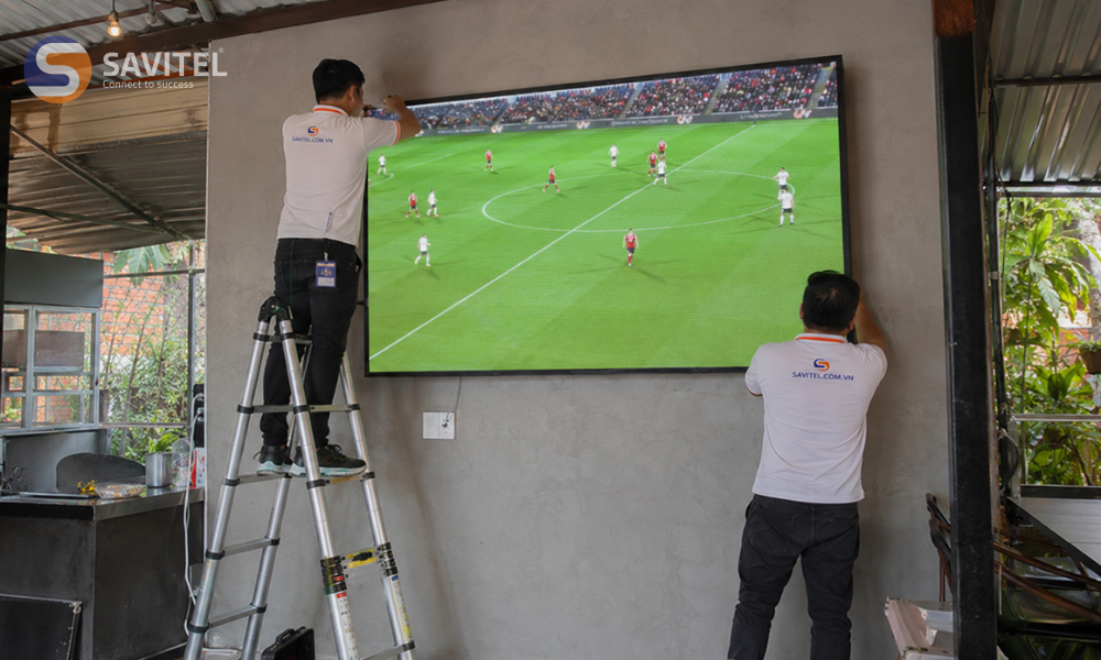 Nhân viên Savitel thi công lắp đặt màn hình LED bóng đá